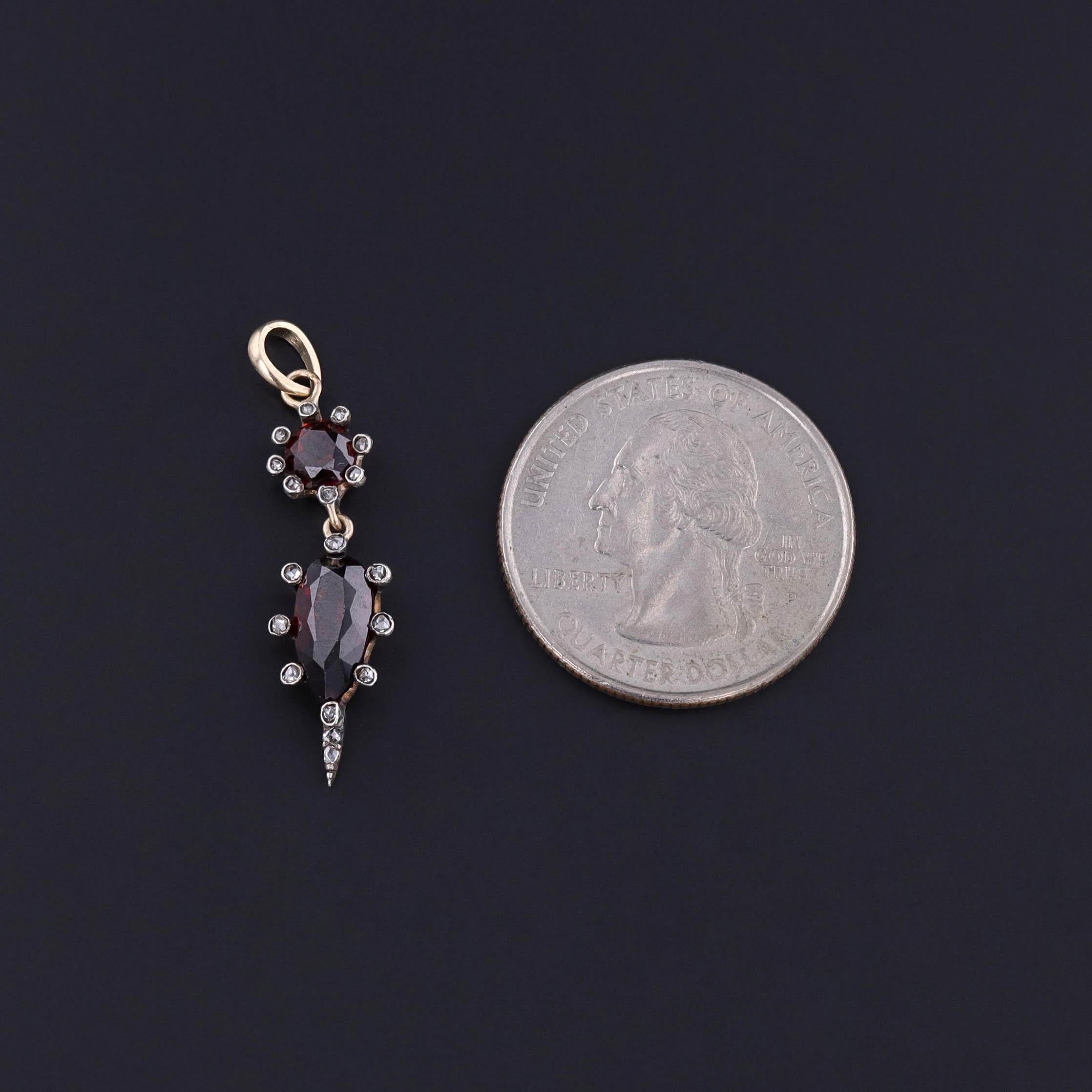 Ciondolo antico con granato e diamanti: Questo ciondolo antico presenta granati almandini spessartine di colore rosso intenso con accenti di diamanti taglio rosa, incastonati in argento lavato oro. I componenti del ciondolo facevano originariamente