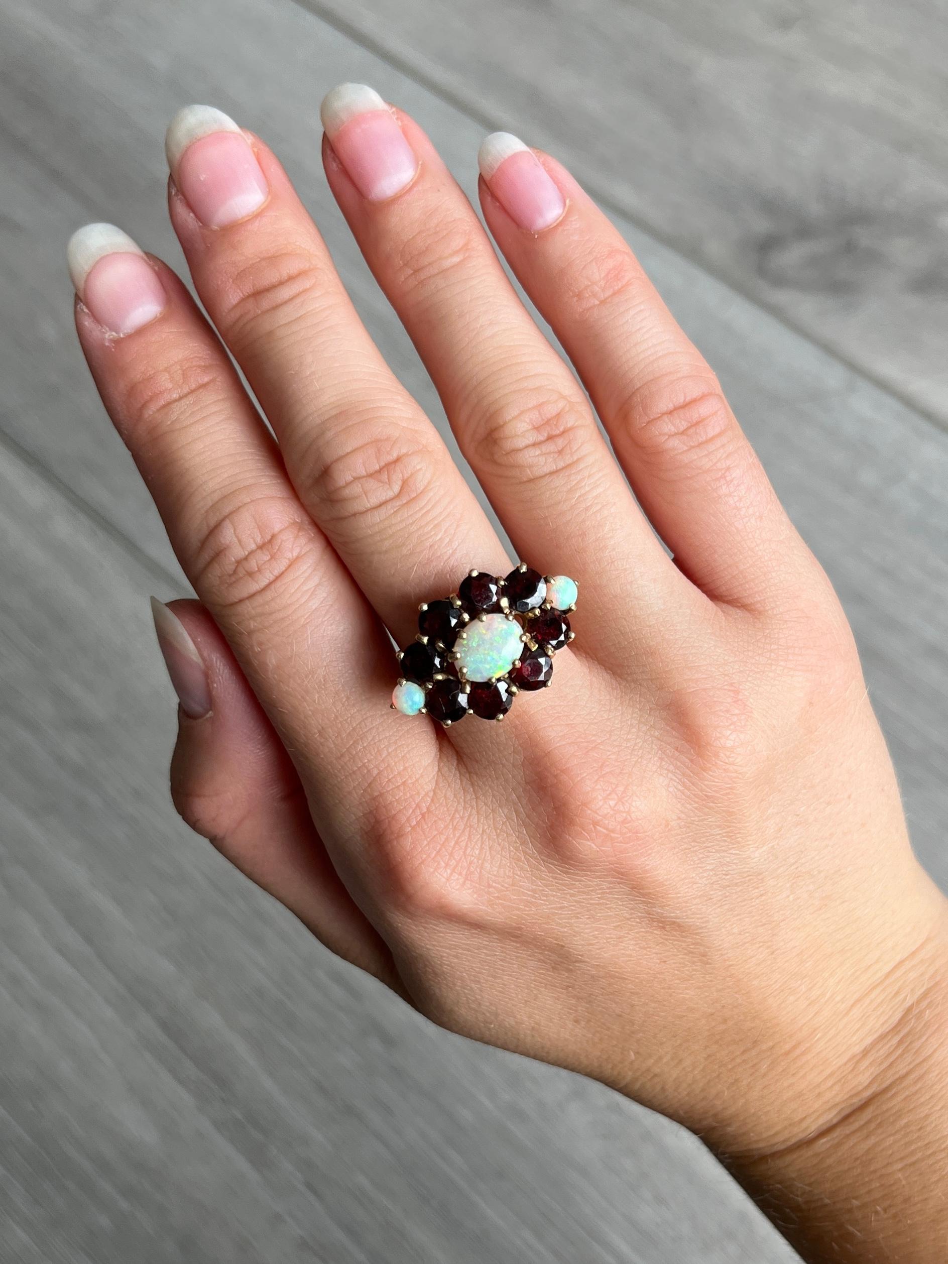 Antiker antiker Cluster-Ring mit Granat und Opal aus 9 Karat Gold (Cabochon)