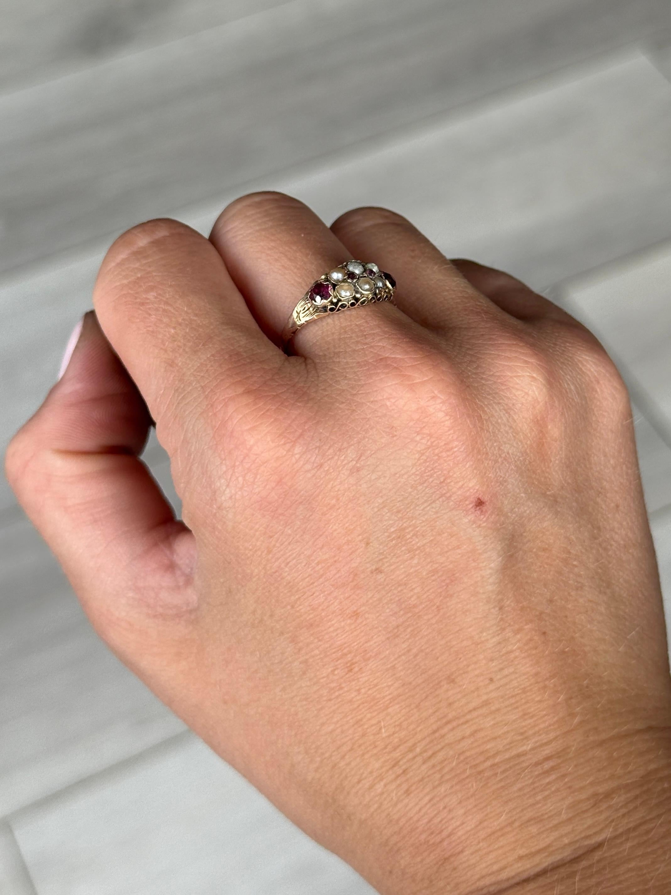 Il y a deux plus grosses pierres de grenat mesurant 10pts chacune et deux autres pierres plus petites. La face de la bague est également sertie de perles de rocaille. 

Taille de l'anneau : N 1/2 ou 7 
Largeur de la face : 8mm

Poids : 1.2g