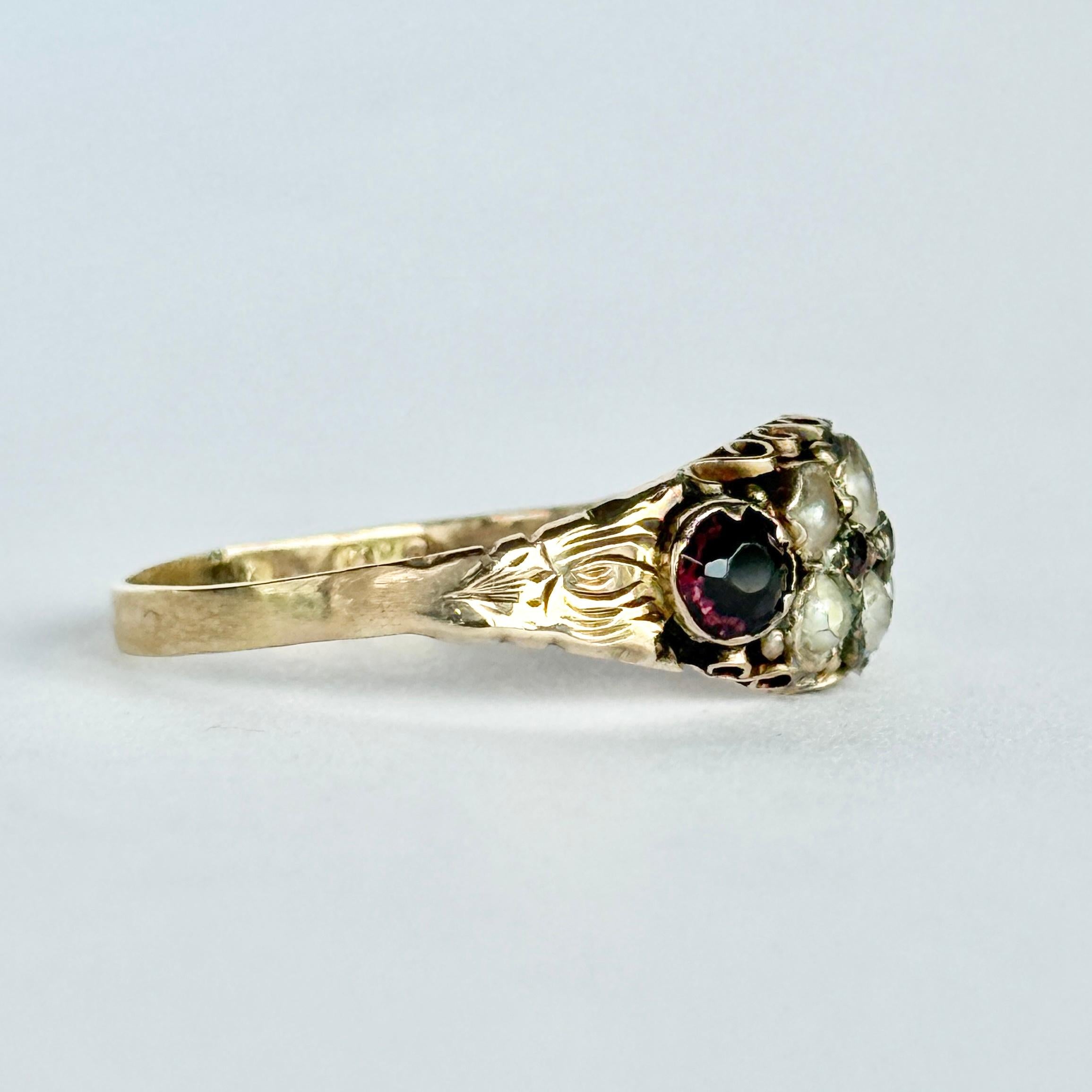 Bague ancienne en or 9 carats grenat et perles Bon état - En vente à Chipping Campden, GB