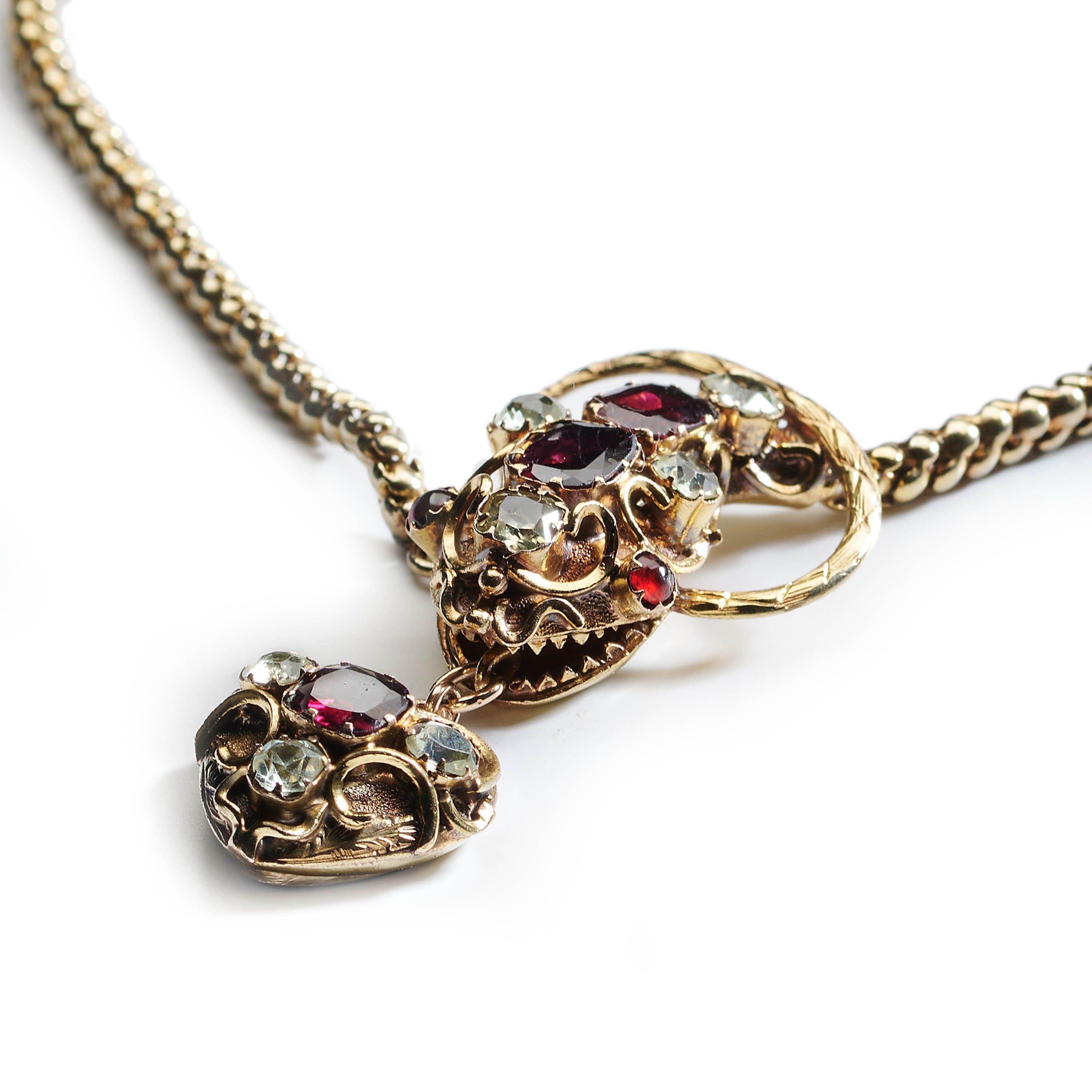 Collier de serpent en grenat, béryl, rubis et or du début de l'époque victorienne, avec des yeux en rubis taillés en cabochon, des grenats facettés et des béryls vert pâle sertis dans la tête et le pendentif du cœur, dans des montures à griffes