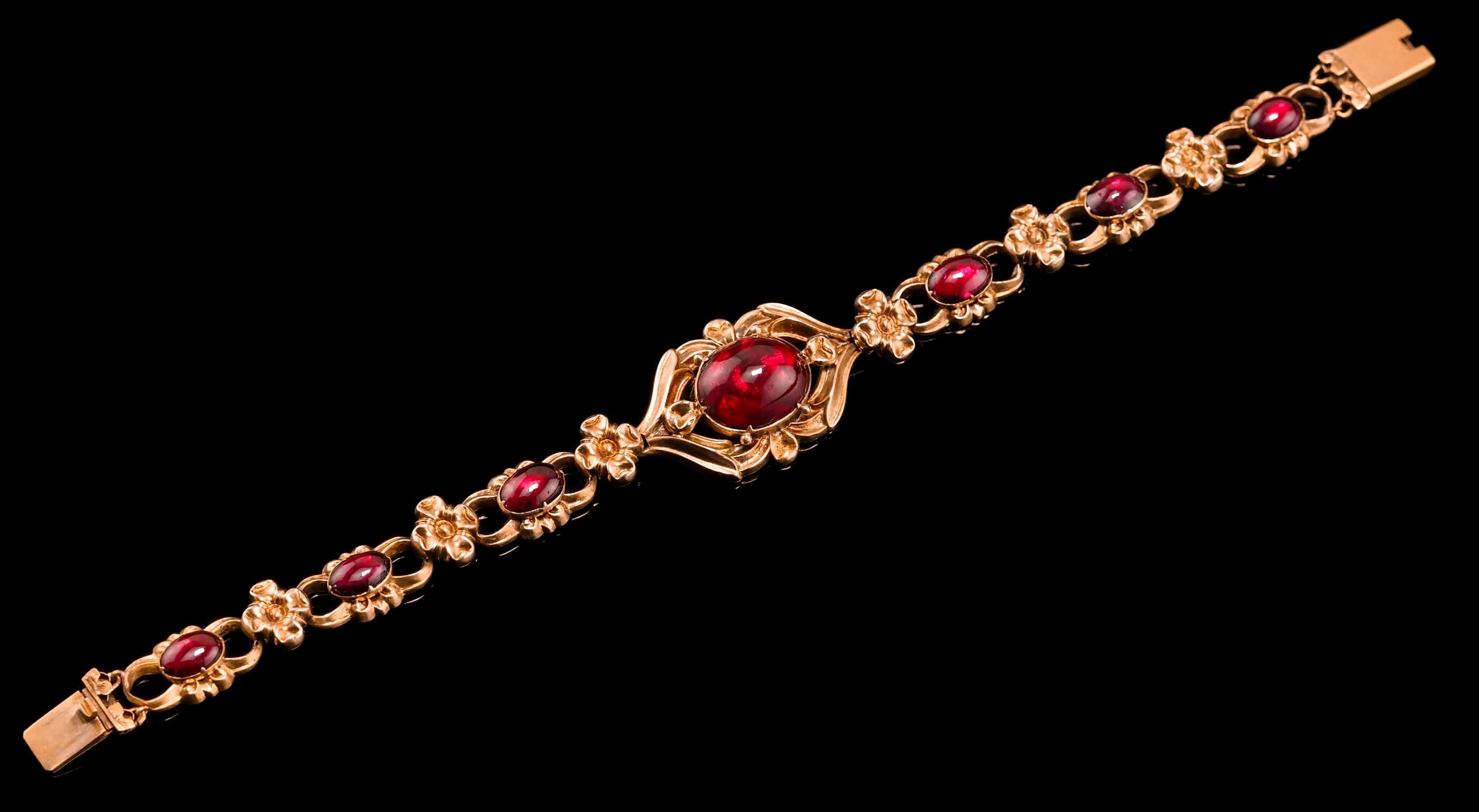 We are delighted to offer this magnificent 18ct gold garnet bracelet made in the early Victorian period c.1840.
   
This beautiful floral-themed bracelet is made from high-carat gold (18ct+ tested). It presents a gorgeous and majestic design