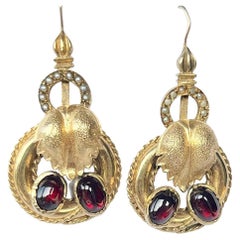 Boucles d'oreilles pendantes anciennes en or 9 carats et grenat cabochon