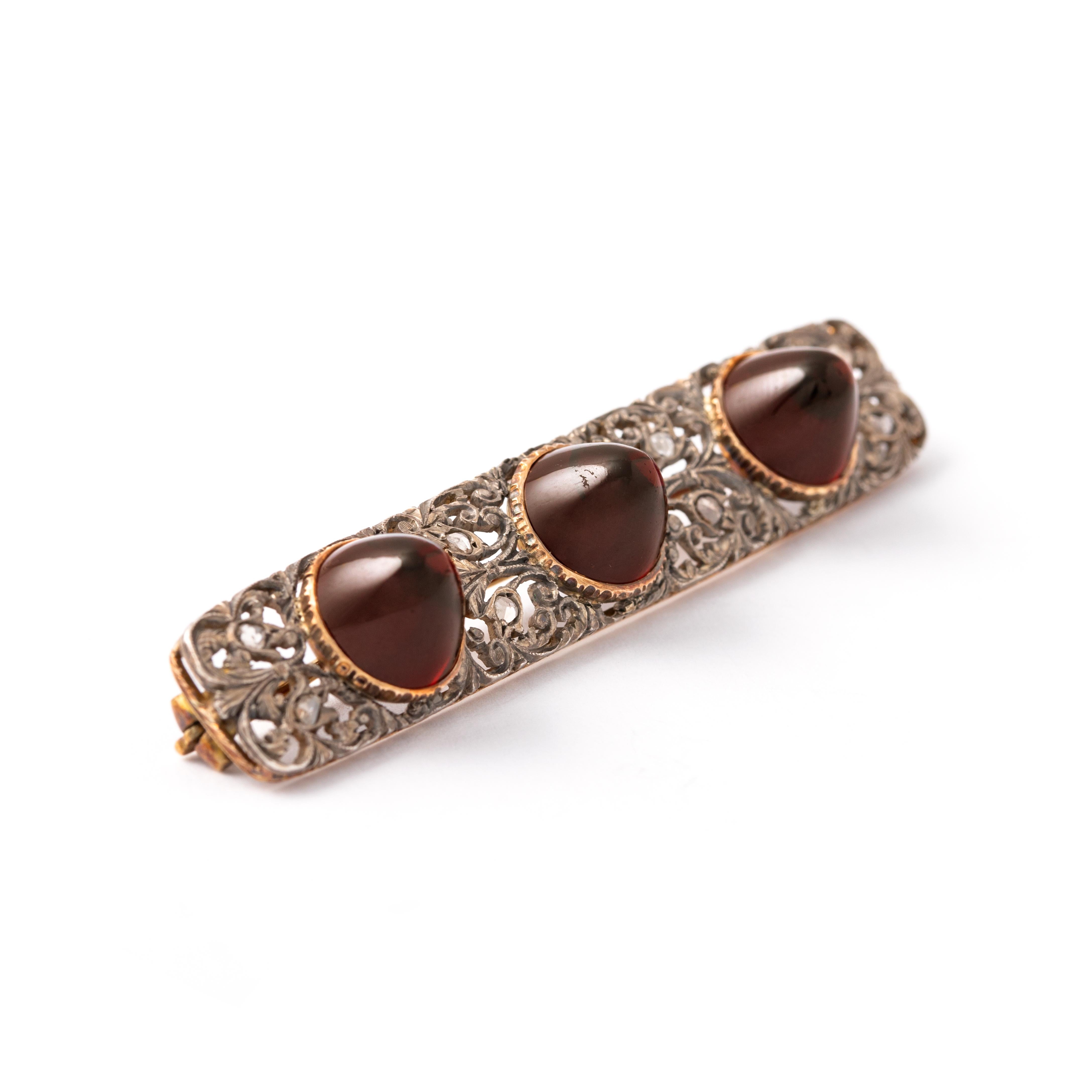 Antique Garnet Cabochon Gold Brooch.
Early 20th Century.

Total length: approx. 6.70 centimeters / 2.64 inches.
Total width: approx. 1.25 centimeters / 0.49 inches.

Total weight: 12.92 grams.
