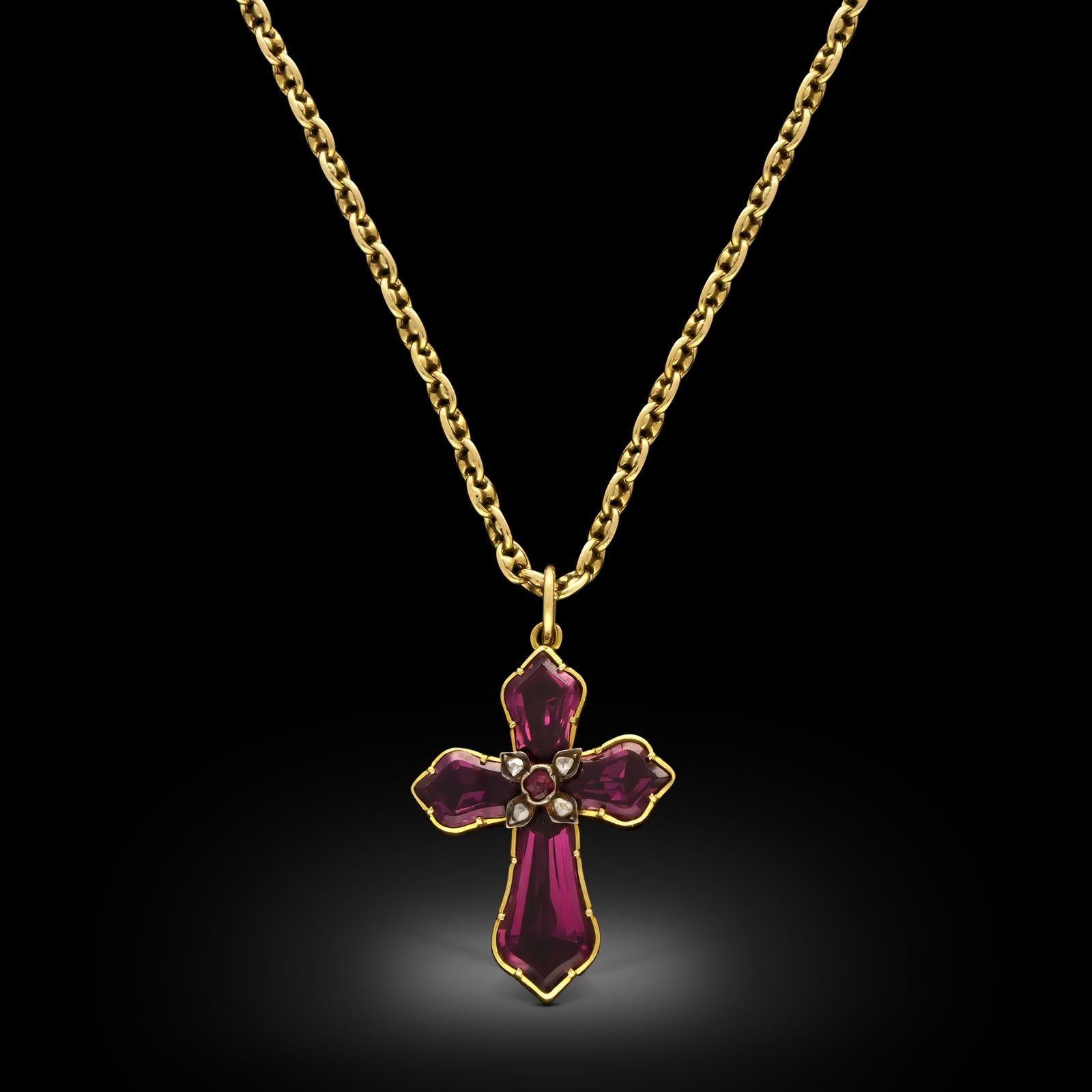 Résumé :
Pendentif croix grenat et diamant
Description :
Pendentif victorien ancien en grenat et diamant taillé en rose et chaîne à maillons en or jaune 15ct. Le pendentif est conçu comme une croix latine sertie de grenats mixtes, centrée sur un