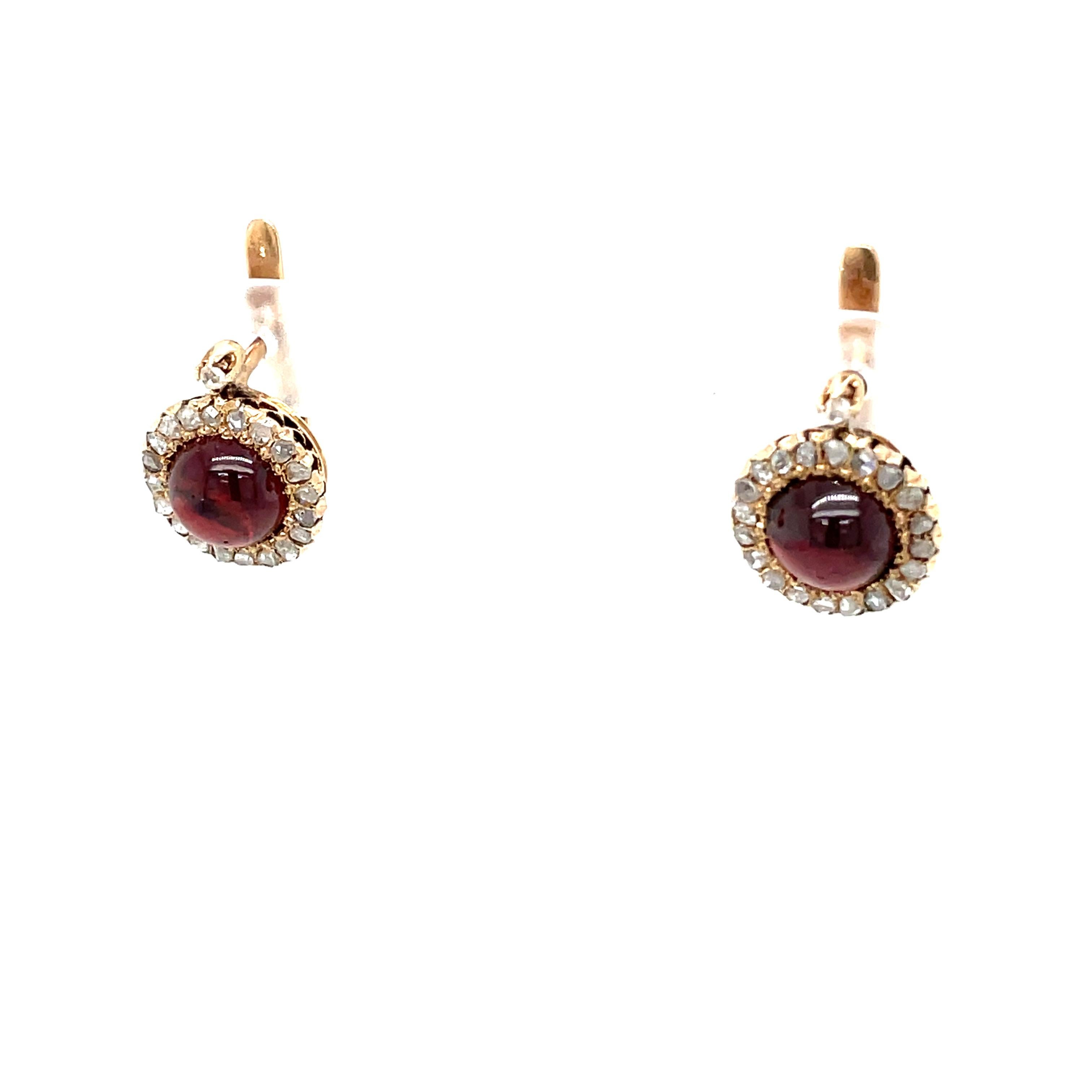 Stunning antique cluster earrings, in excellent conditions.
They are hand crafted in 12k yellow gold and silver, set with Sparkling and Large Garnets and framed in halo of old mine cut diamonds.

CONDITION: Pre-owned - Excellent 10/10
METAL: 12k