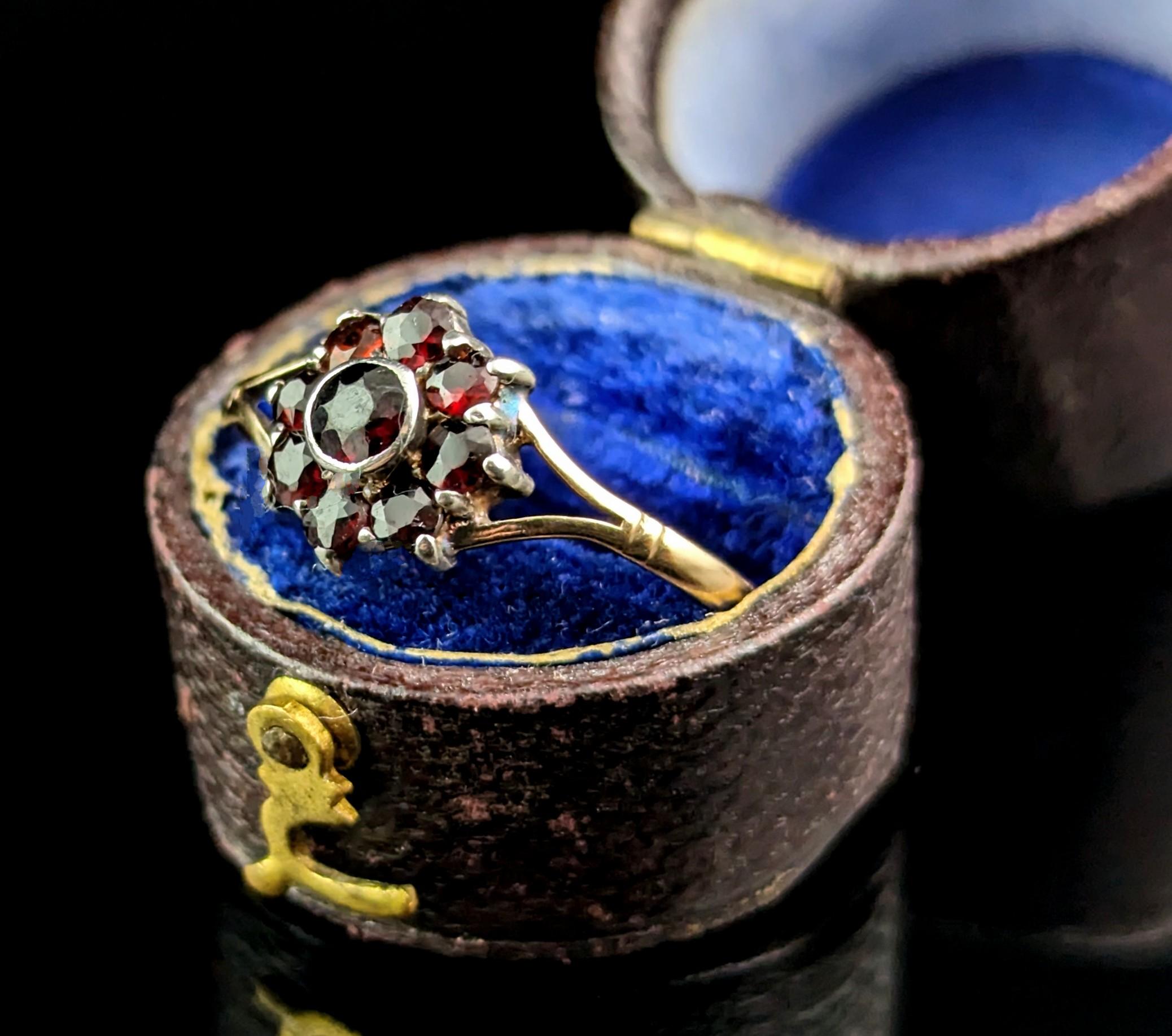 Antiker Granat-Blumen-Cluster-Ring, 9k Gold und Silber  im Angebot 1
