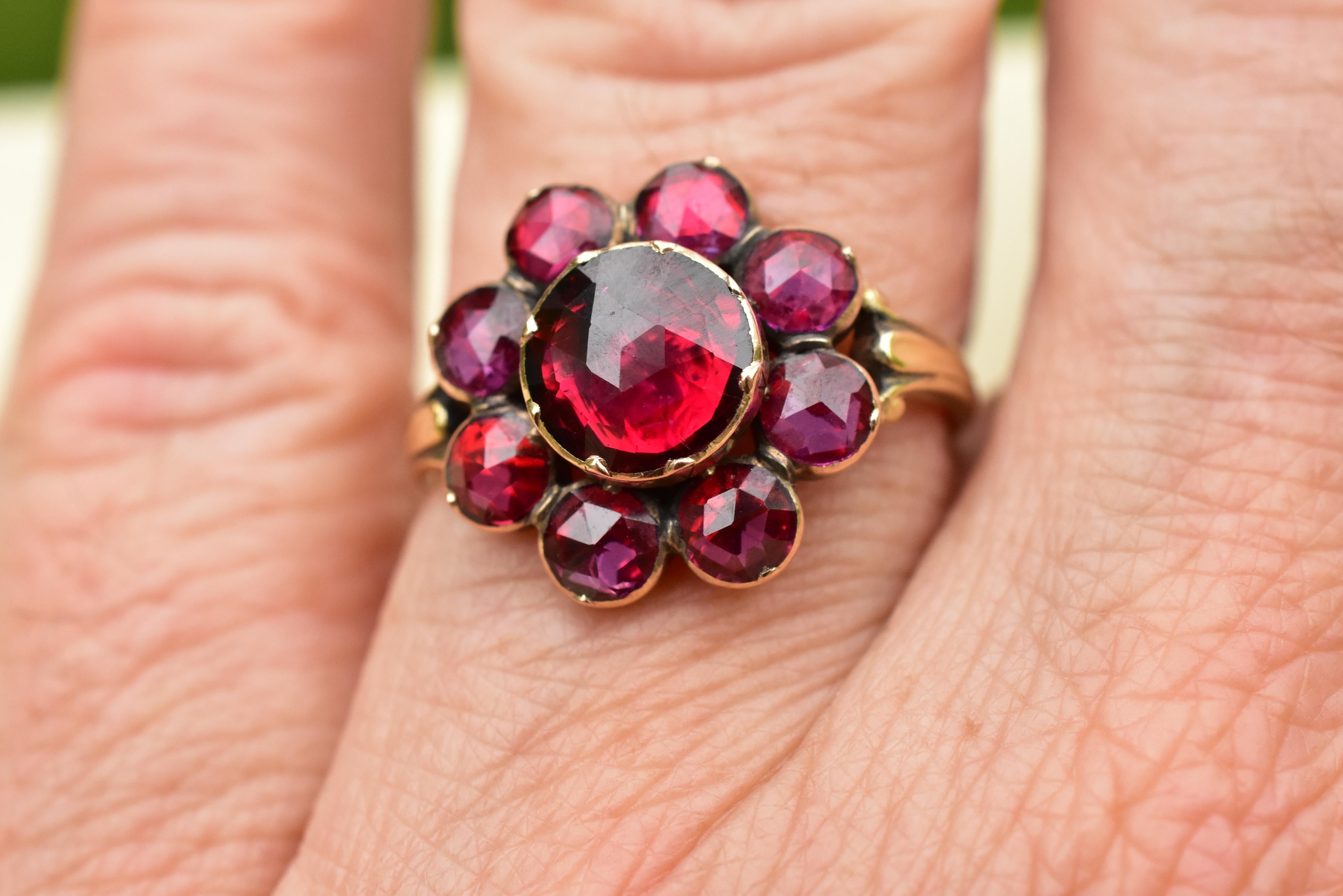 Antike  Granat-Cluster-Ring aus Gold (Brillantschliff)