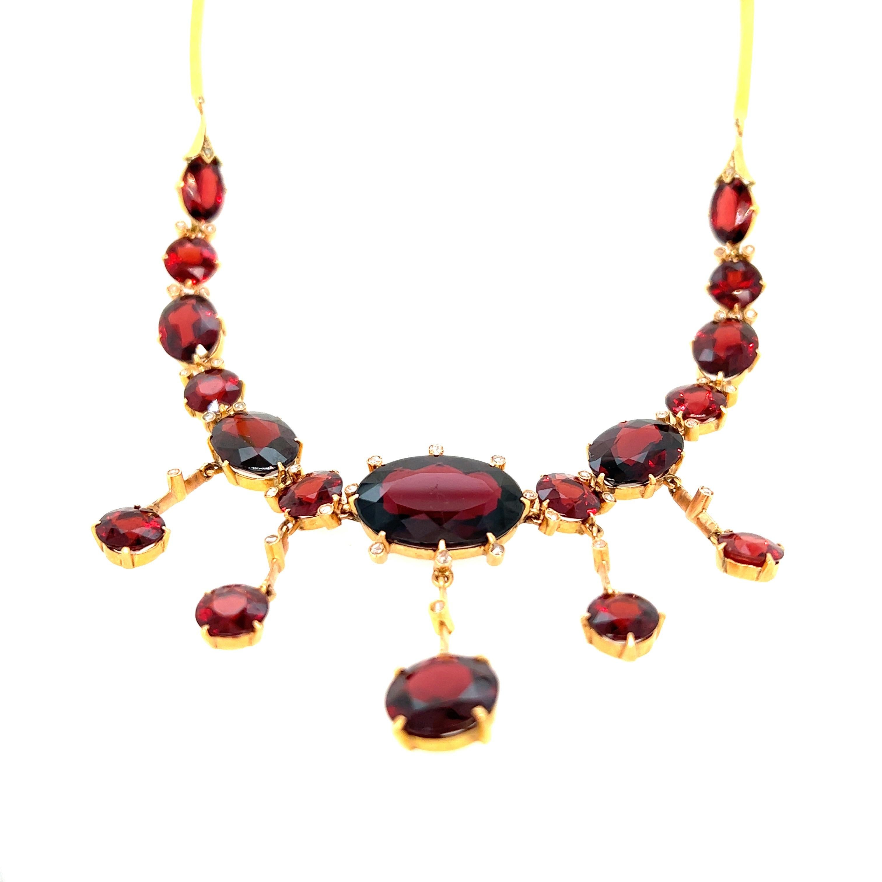 Antique garnet gold necklace 

Oval- and round-cut garnets of approximately 70-80 carats, 14 karat yellow gold

Size: length 15.25 inches
Total weight: 42.5 grams 