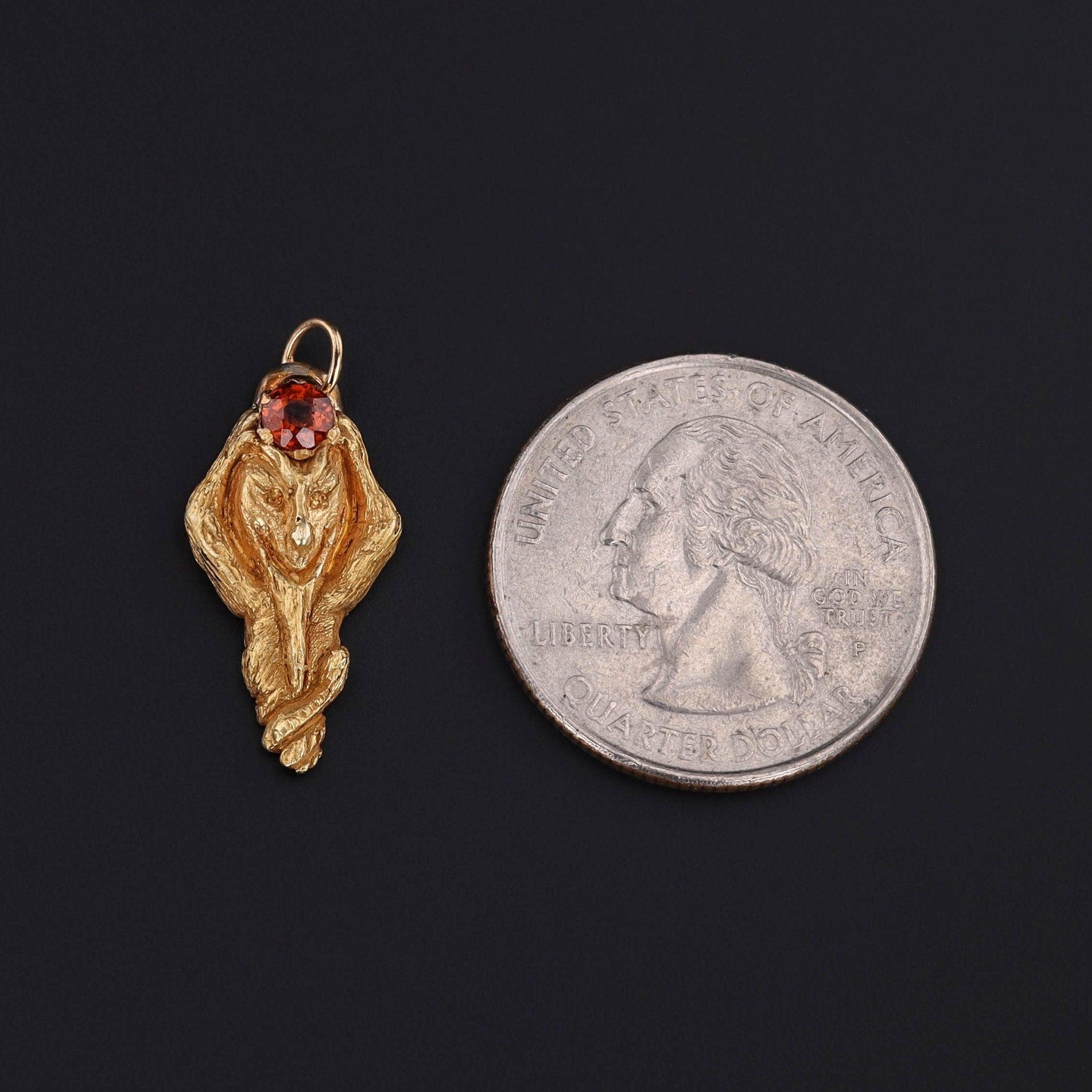 Ce pendentif ancien (circa 1880) présente un homme vert inhabituel en or 14k avec un grenat hessonite de 0,25 ct à sa couronne. 

La pièce en or massif mesure 1 pouce du haut de l'anneau de saut à la base par 0,5 pouces de large, et il est en bon