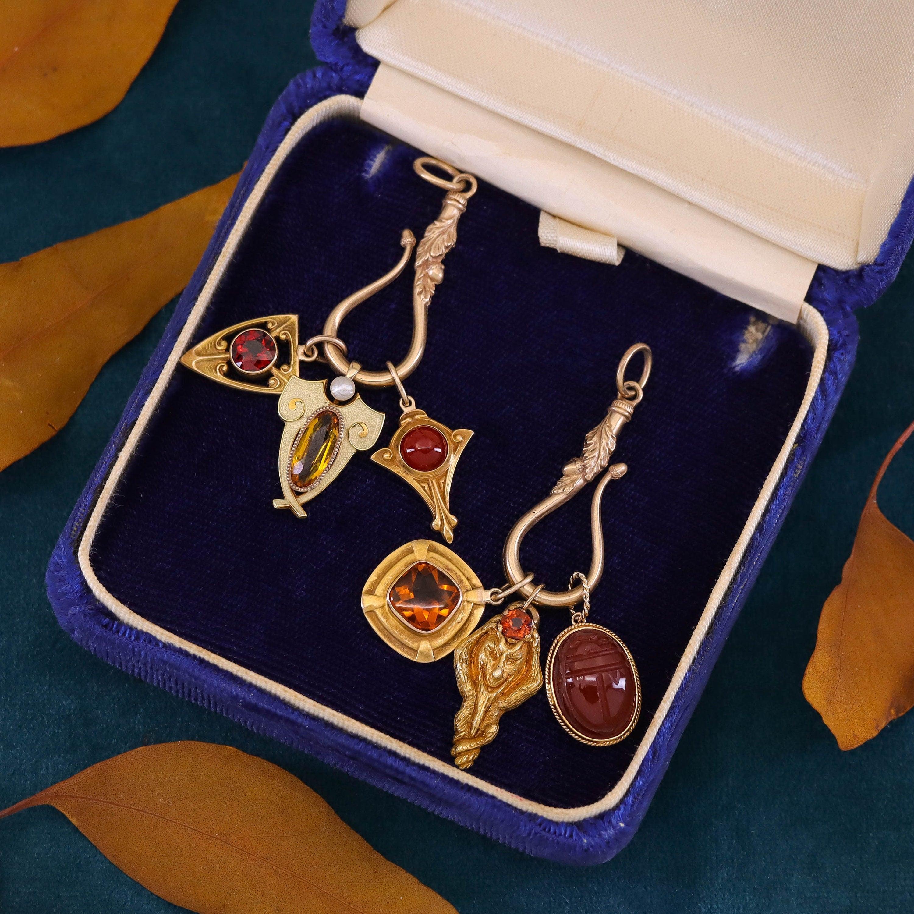 Charm antique en or 14k pour l'homme vert en grenat Bon état - En vente à Lewisburg, PA