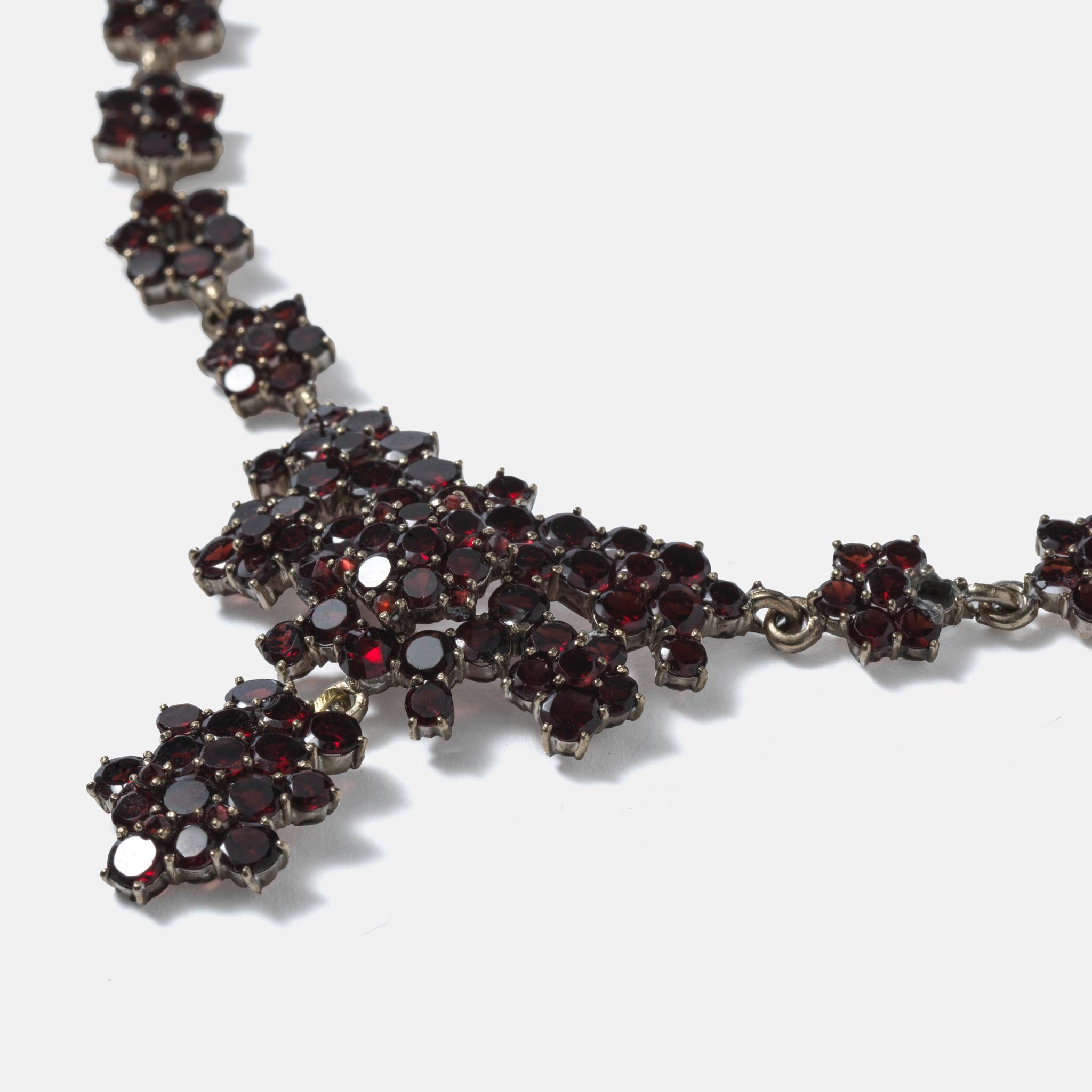 Antique garnet necklace, 19th c In Good Condition For Sale In Stockholm, SE