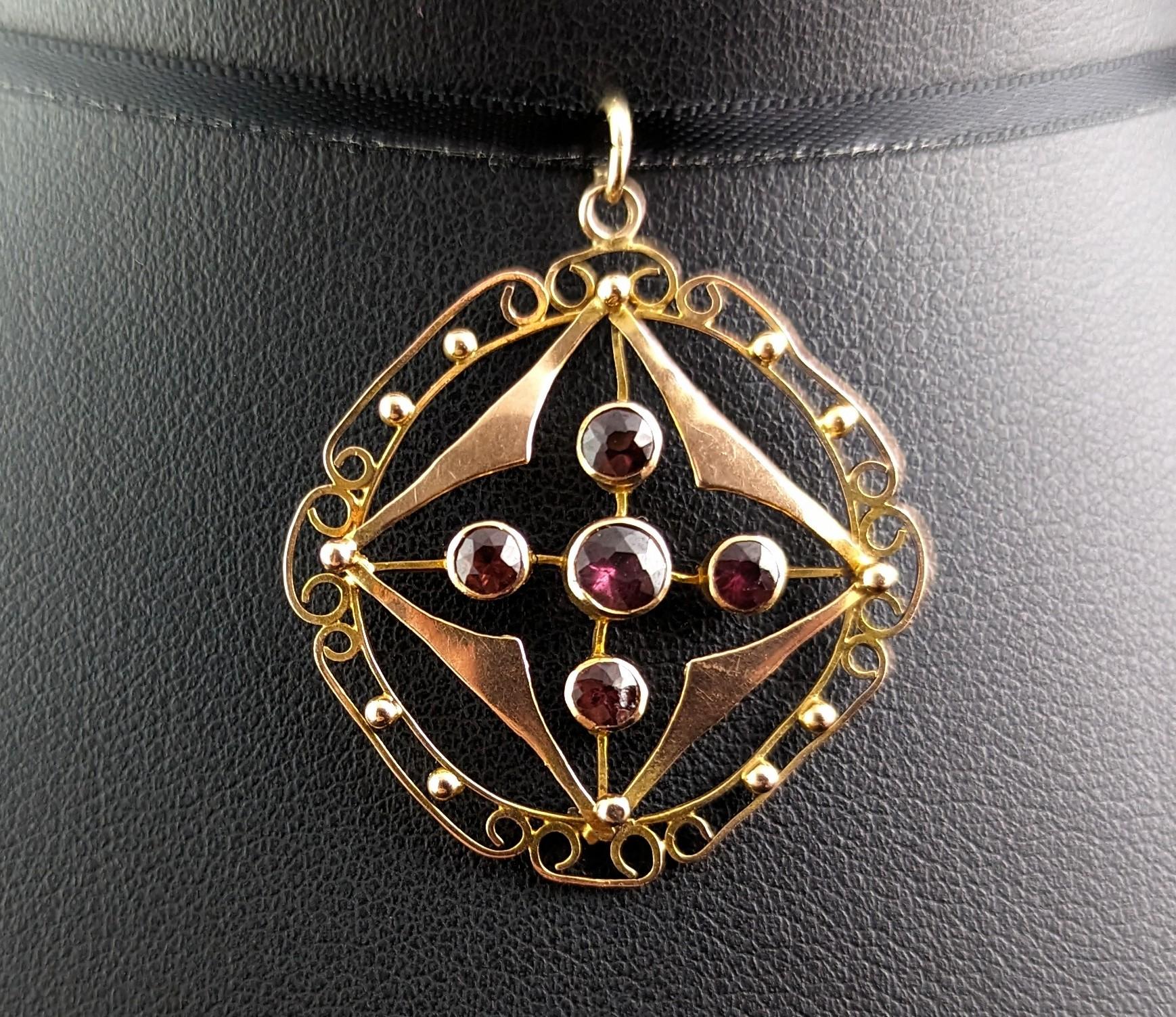 Ein schöner und klassischer Jugendstil-Anhänger aus 9-karätigem Gold mit reichlich roten Granaten.

Er ist wunderschön gearbeitet und hat ein durchbrochenes Design, besetzt mit fünf Granaten im Rundschliff in der Mitte, dem größten Stein in der