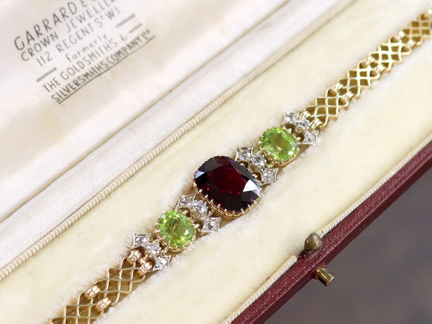 Antique Garnet, Peridot and Diamond, 15 Karat Yellow Gold Bracelet Circa 1910 In Excellent Condition For Sale In Jesmond, Newcastle Upon Tyne
