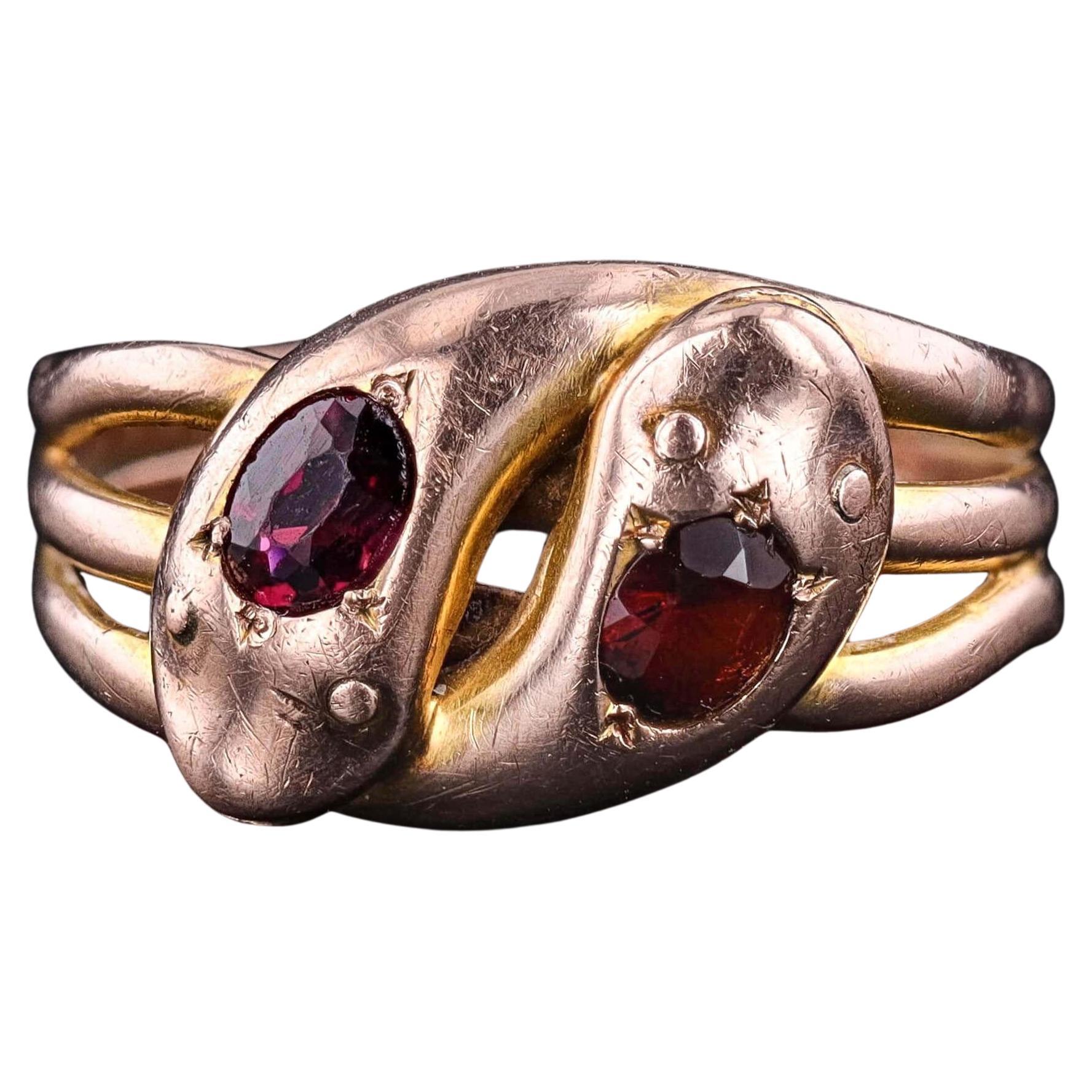 Antique Garnet Snake Ring of 9ct Gold im Angebot