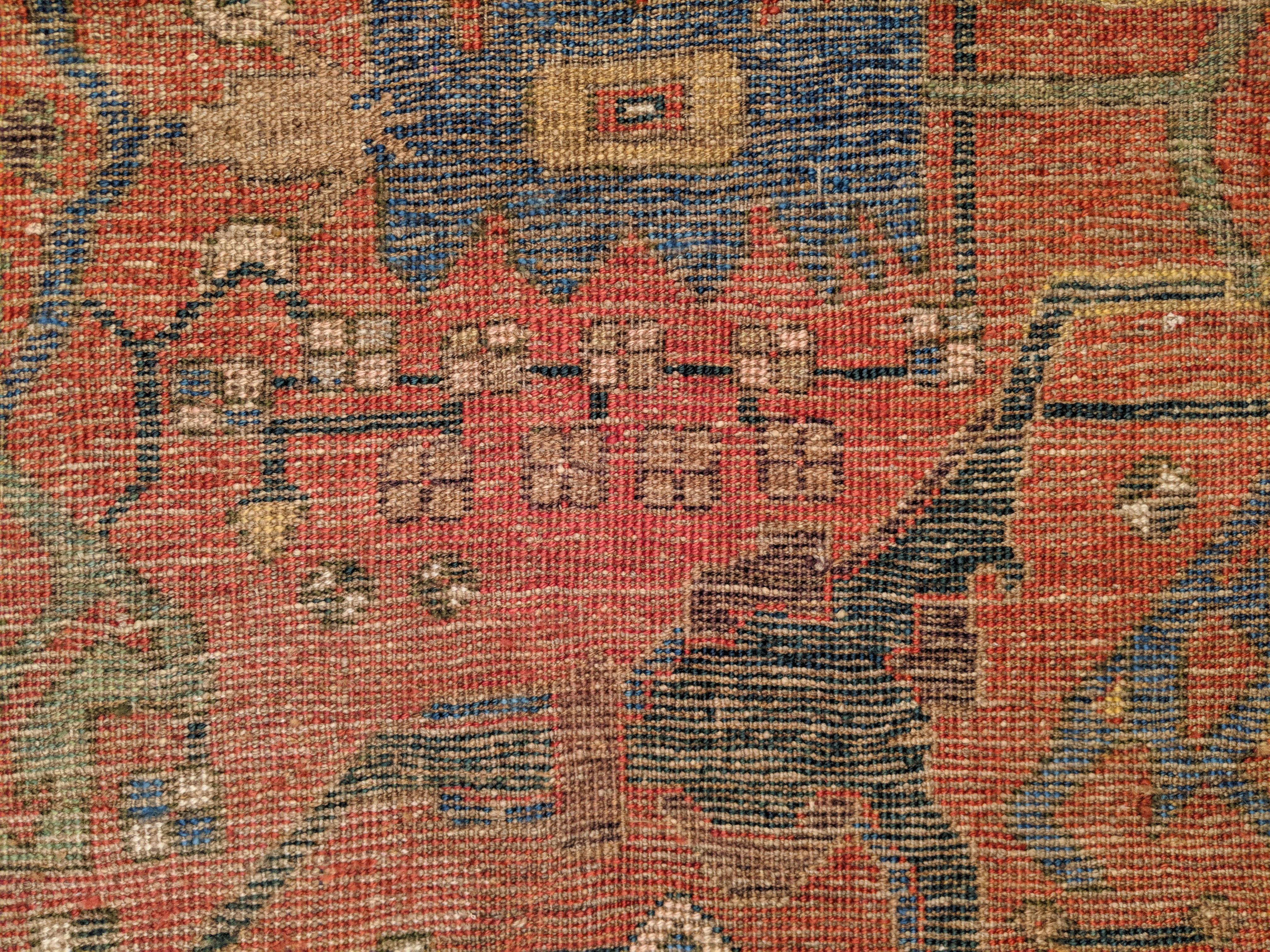 Antique Garrus Bijar Rug with Strapwork Split-Leaf Arabesques In Fair Condition For Sale In Milan, IT