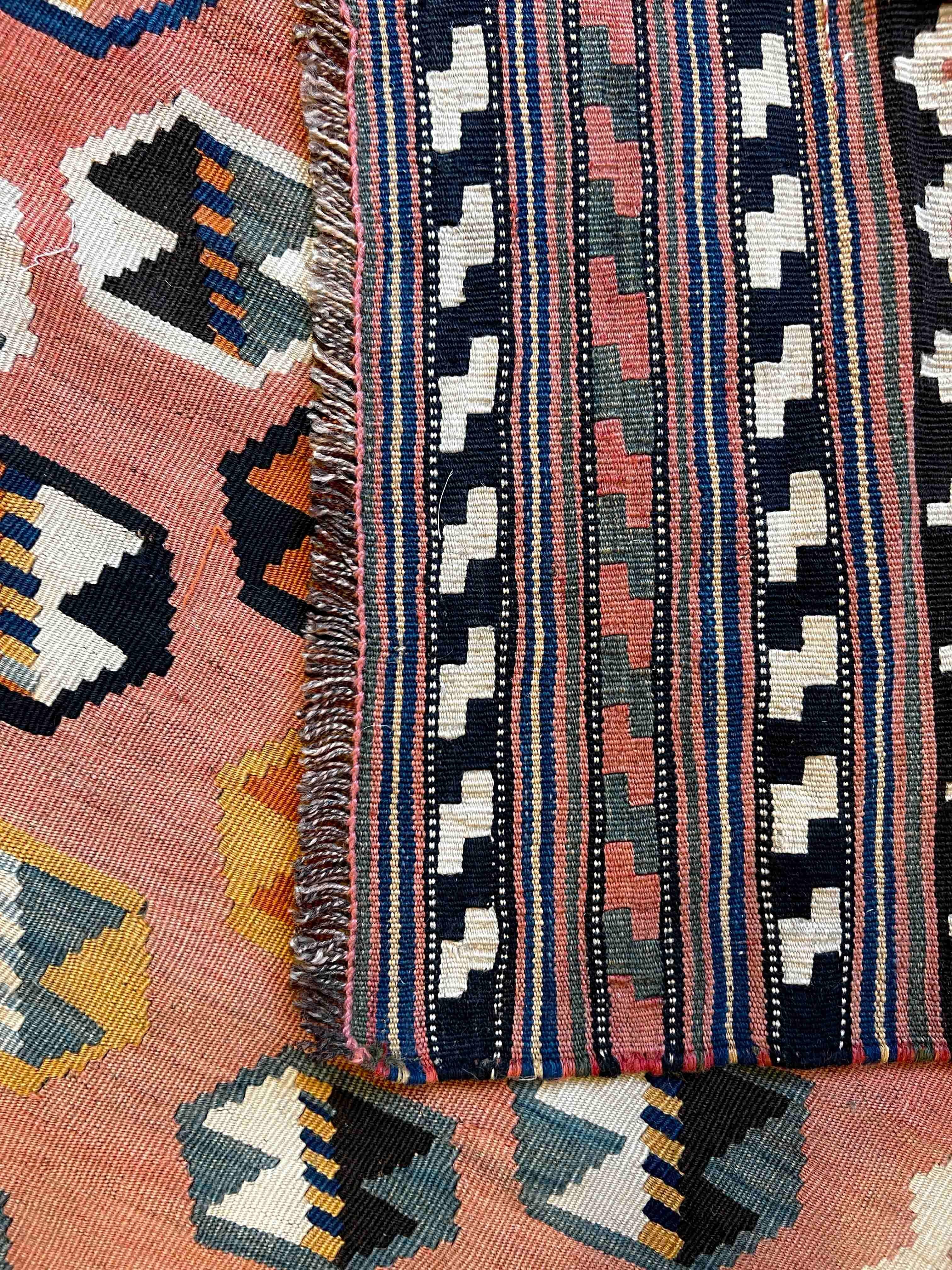A deux pas de la Tour Eiffel Nous sommes une entreprise familiale spécialisée dans l'achat, la vente et la location de voitures.
expertise en tapisseries, tapis, kilims et textiles anciens, modernes et contemporains.
Nous travaillons pour des