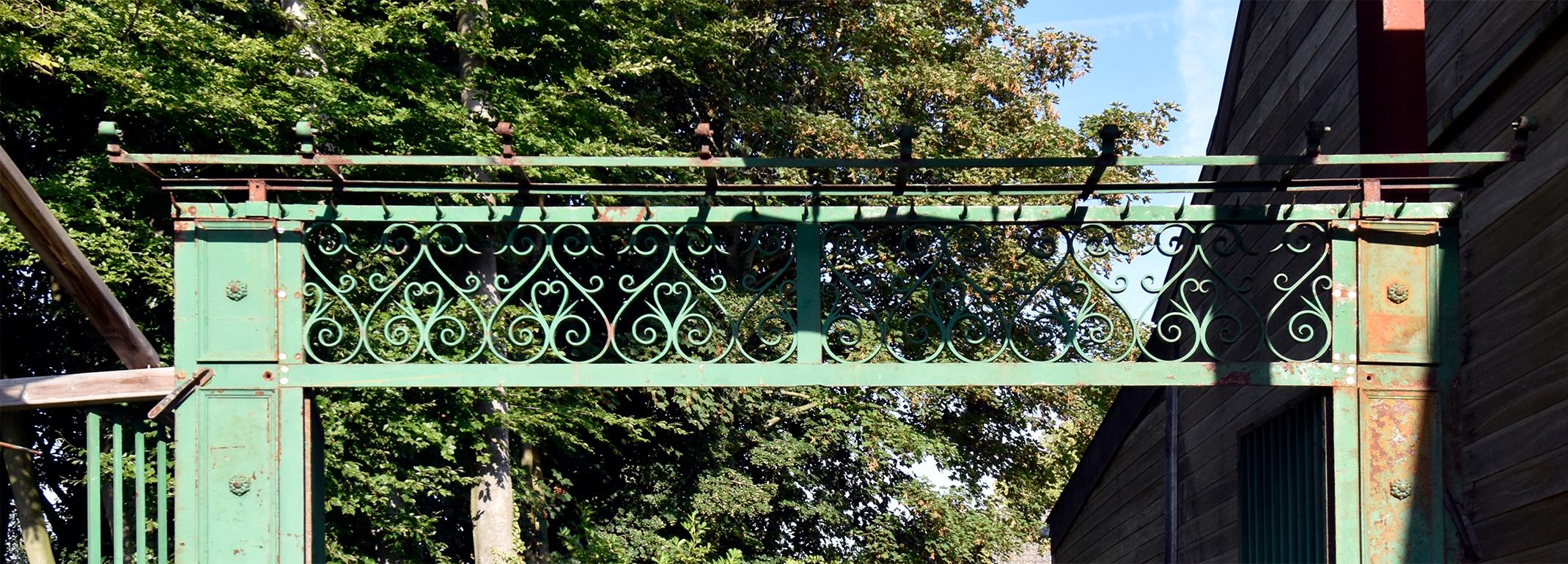 Beautiful antique gate from the 19th century.
Comes from a mansion near Paris, France.