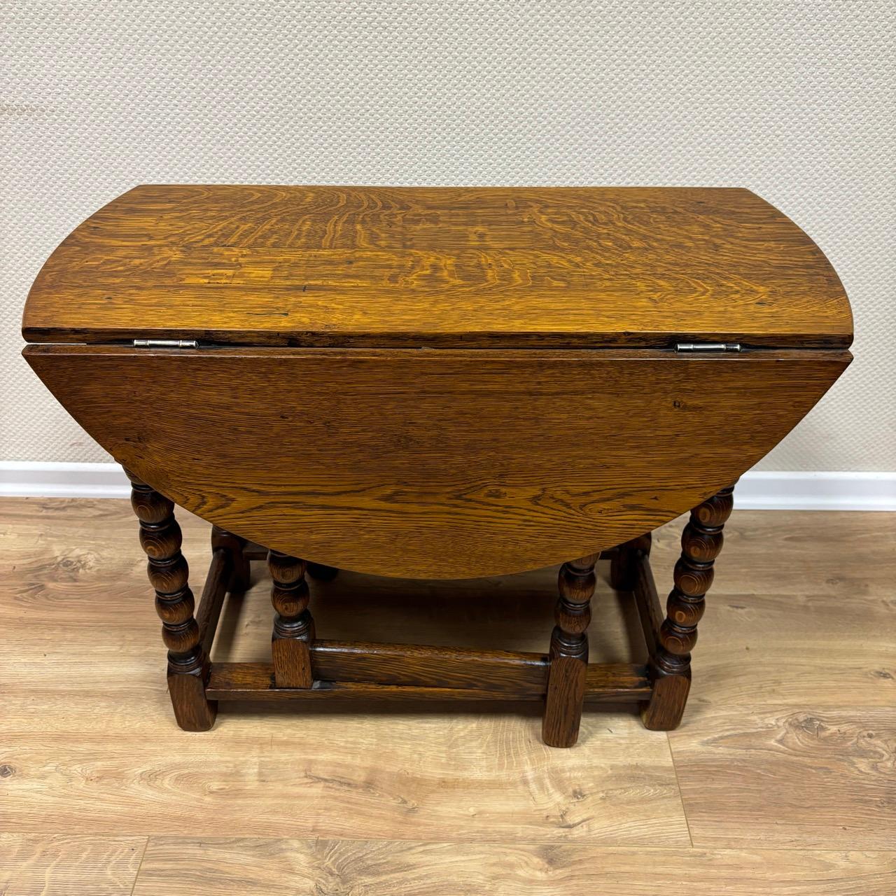 Antique gateleg table  small English folding table around 1890  solid oak For Sale 5