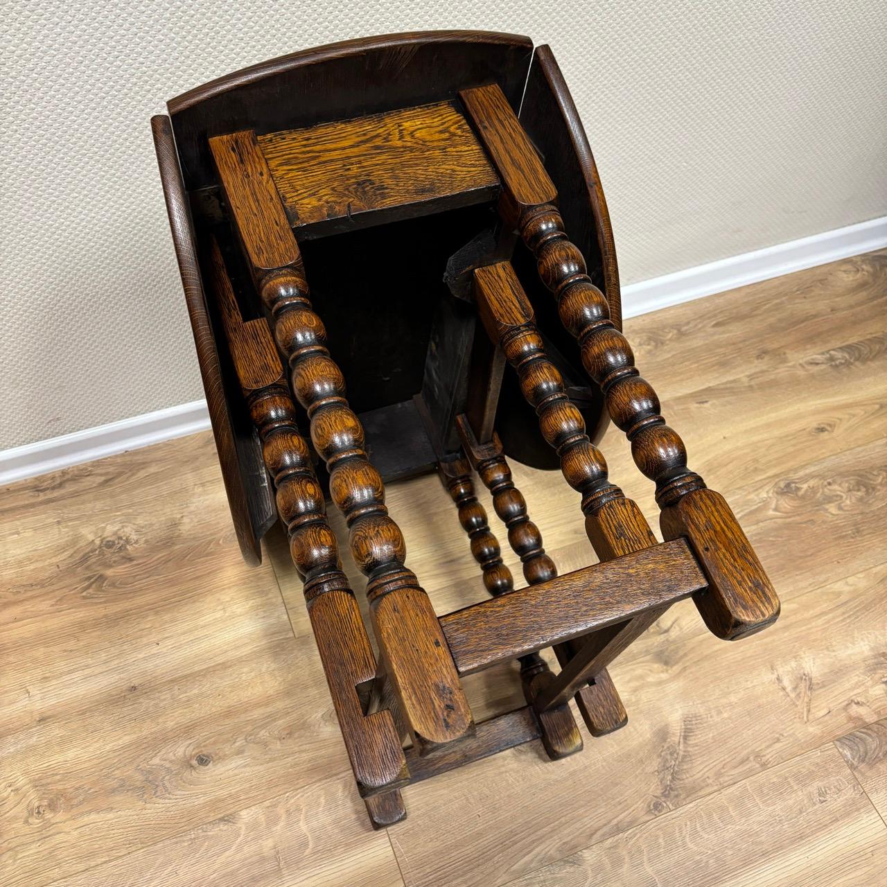 Antique gateleg table  small English folding table around 1890  solid oak For Sale 7
