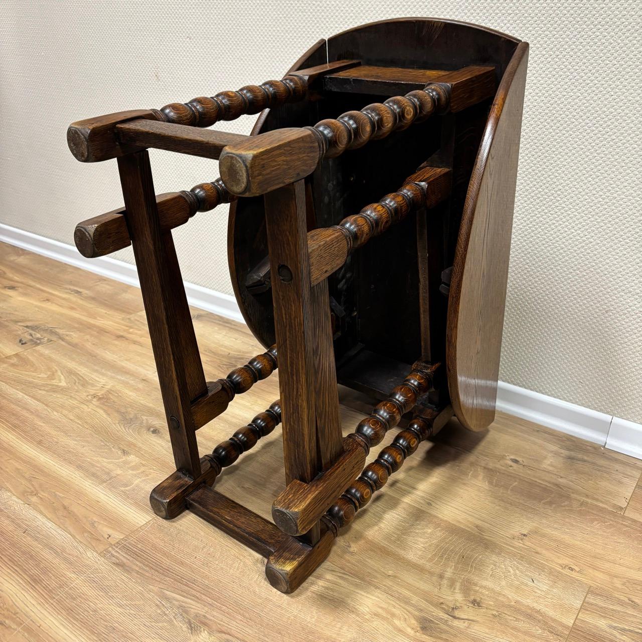 Antique gateleg table  small English folding table around 1890  solid oak For Sale 8