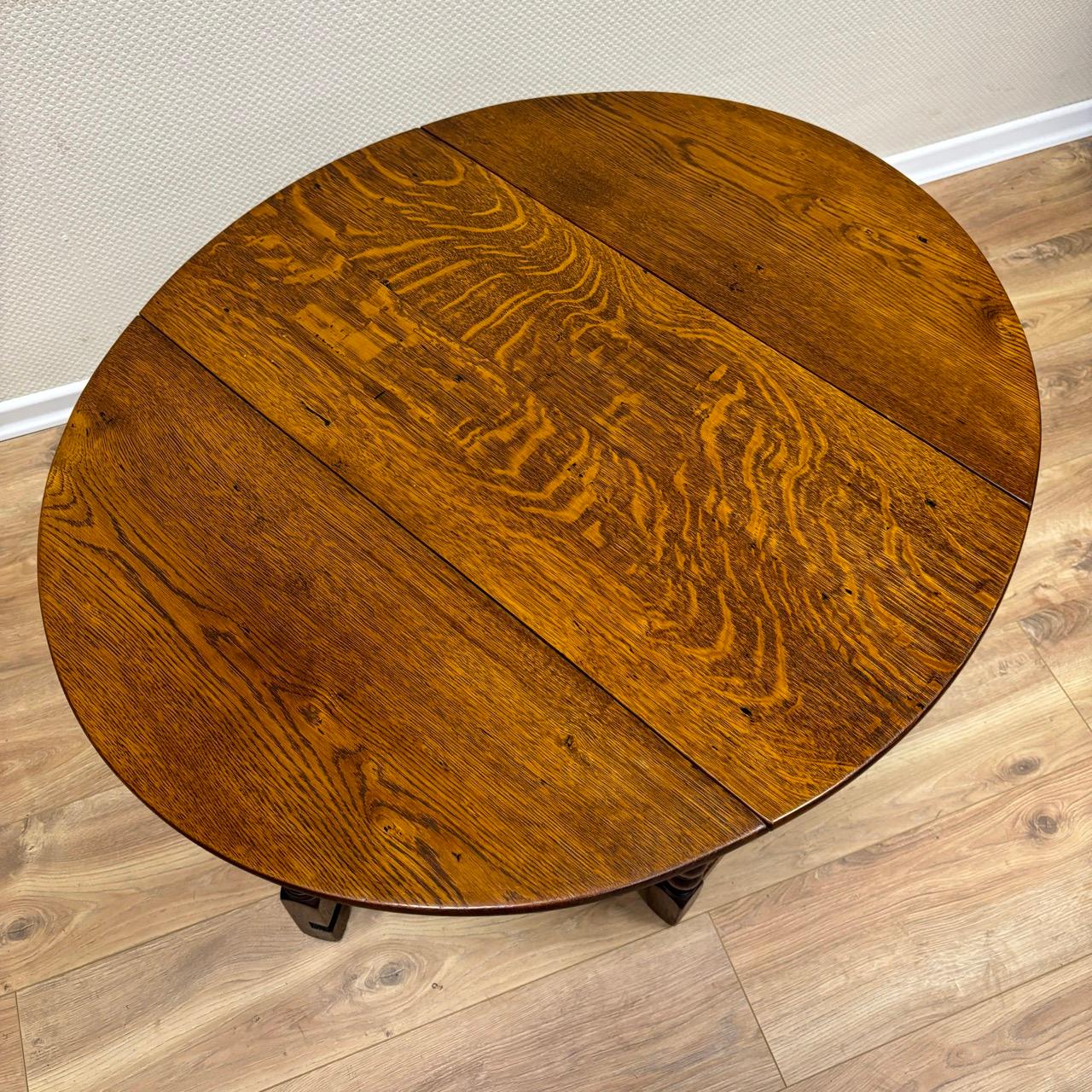 ✓ Nice size
✓ Great workmanship
✓ English style

Dimensions:
Table top unfolded: 75cm x 88cm
Table top folded: 75cm x 38cm
Height: 58cm

Article: Antique table
Item no.: 801
Provenance: England around 1890
Material: Oak
Color: Brown
Condition: In