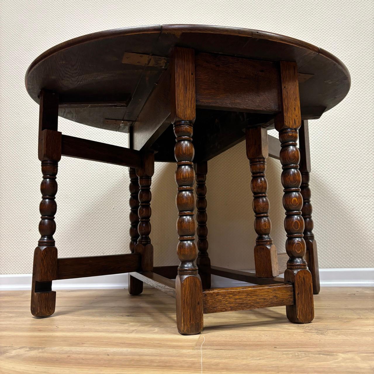 Oak Antique gateleg table  small English folding table around 1890  solid oak For Sale