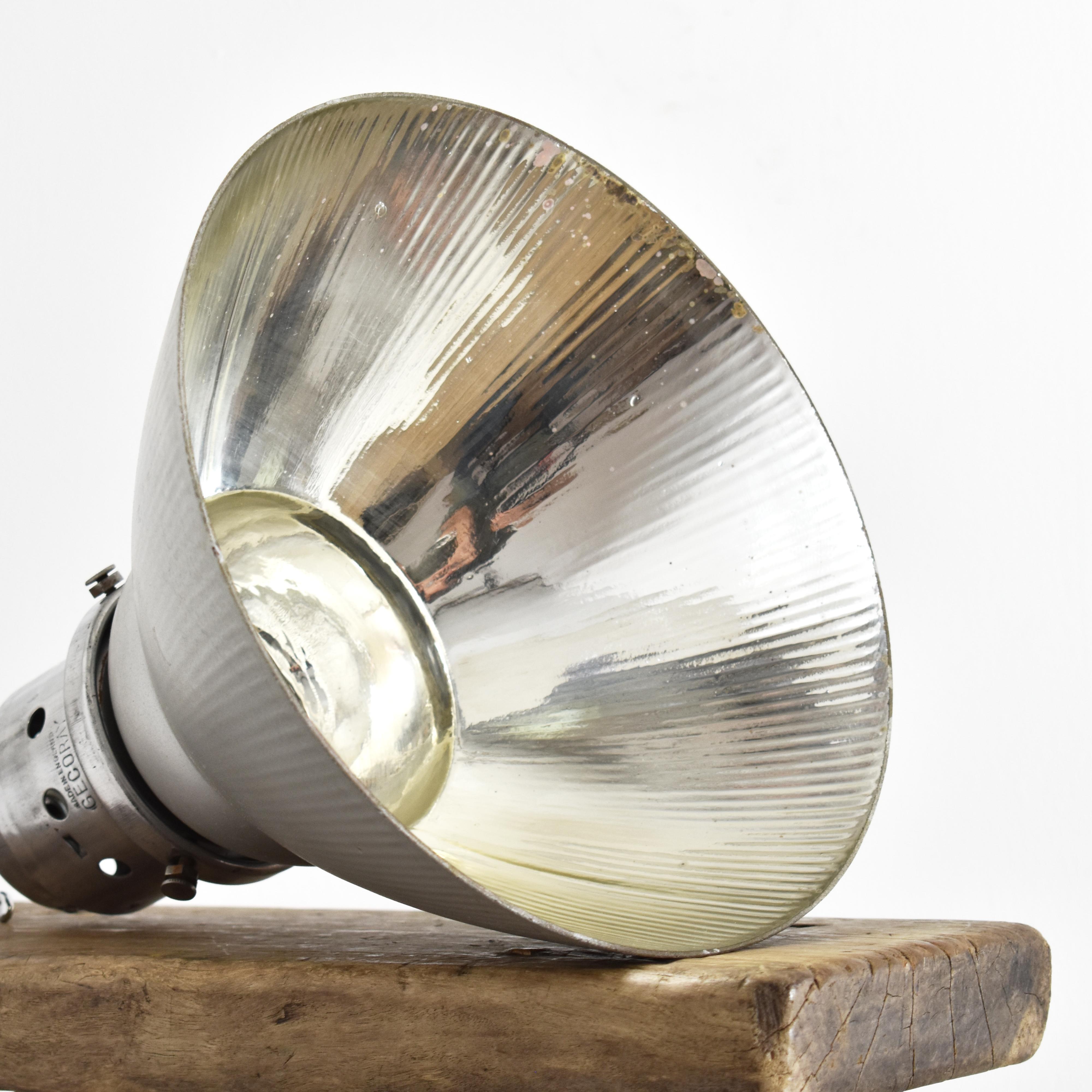 ntique GEC GECoRay Luce a sospensione in vetro di mercurio specchiato - I. A. B.

Una prima lampada a sospensione in vetro specchiato interno argentato del produttore britannico 