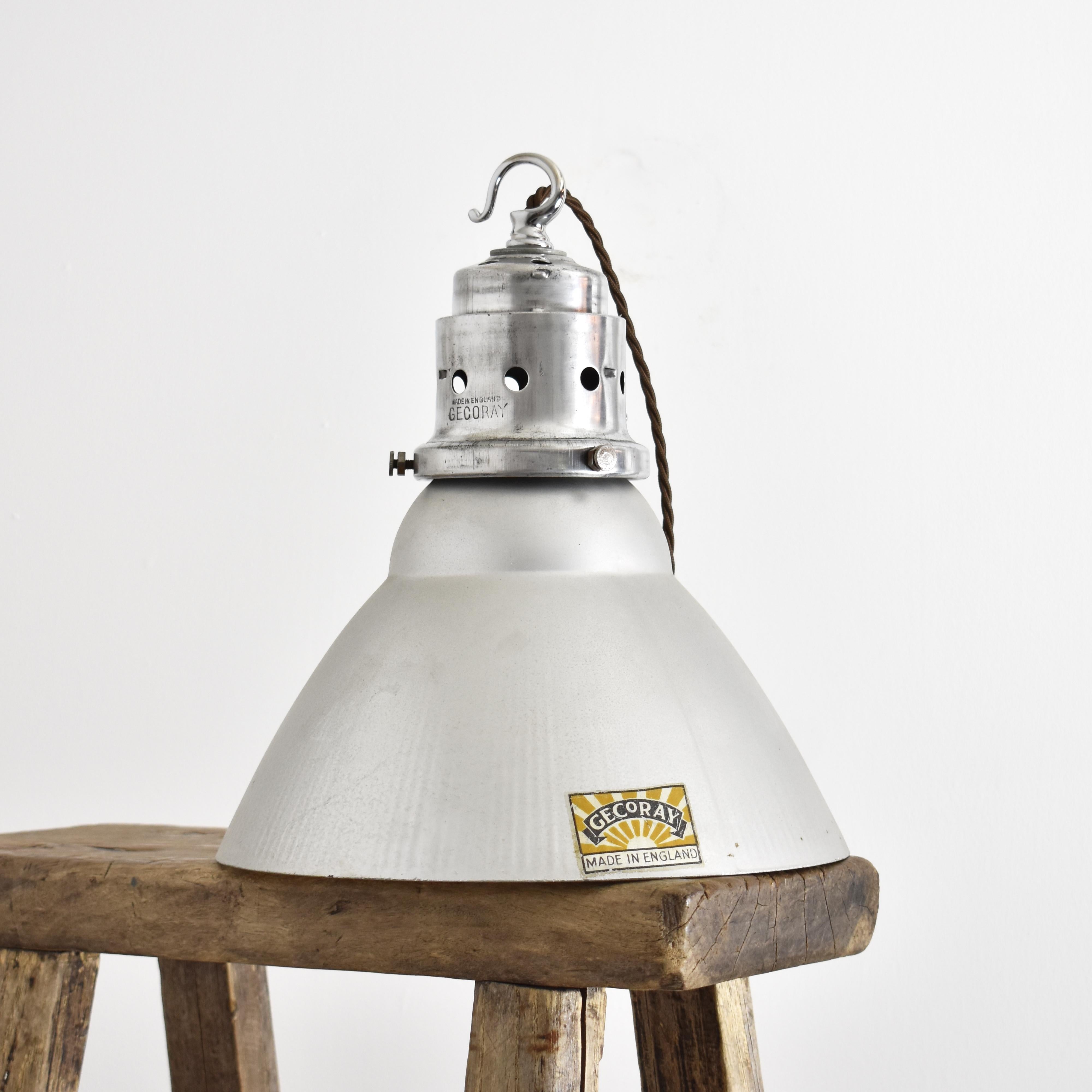 Mid-Century moderno Ciondolo da cucina in vetro antico GEC GECoRay Mercury Holophane Church's  Light in vendita