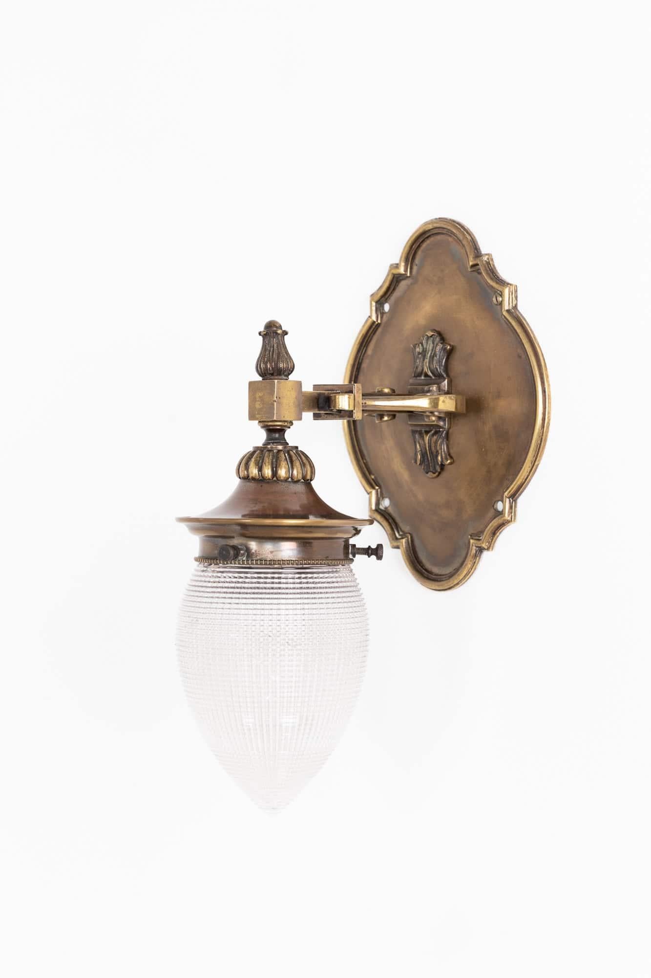 Aplique antiguo de vidrio prismático y latón GEC / Holophane, c.1920 Inglés en venta