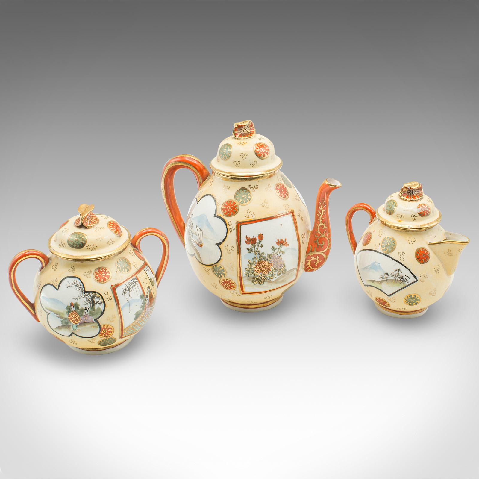 
Il s'agit d'un service à thé Geisha ancien. Service de quatre théières et tasses en céramique japonaise peinte à la main, datant du début du XXe siècle, vers 1920.

Organisez une réunion mémorable avec ce délicieux service à thé.
Présente une