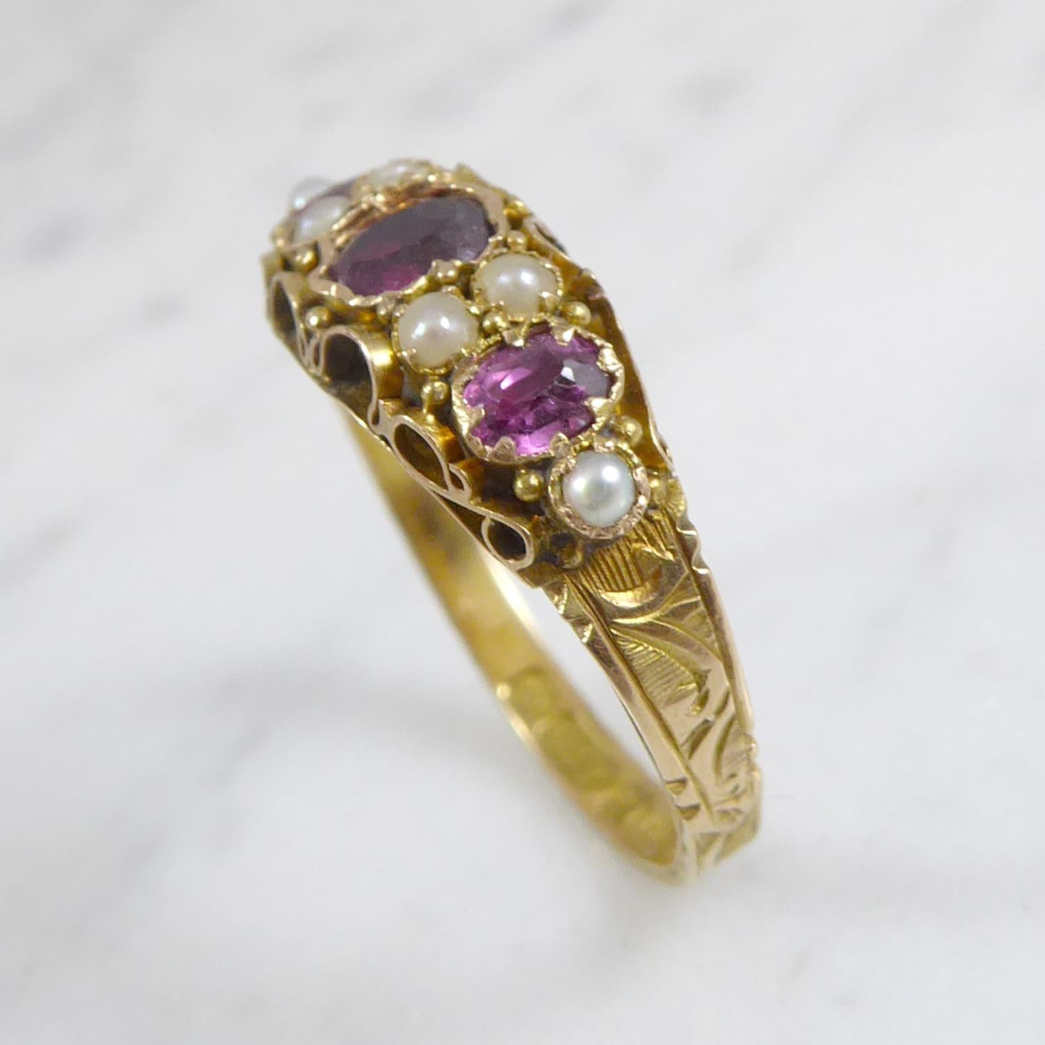 Antiker Edelsteinring mit Granat und Perlen in 15 Karat Gold:: Chester:: 1881 (Viktorianisch)