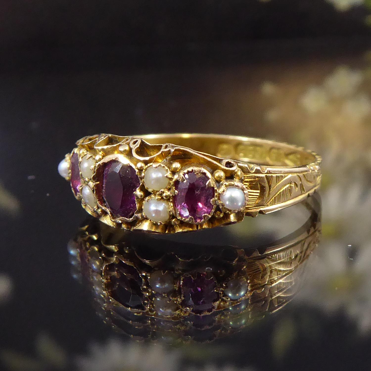 Antiker Edelsteinring mit Granat und Perlen in 15 Karat Gold:: Chester:: 1881 (Ovalschliff)