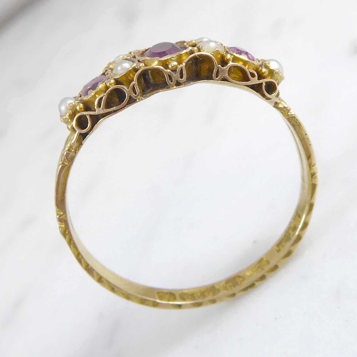 Antiker Edelsteinring mit Granat und Perlen in 15 Karat Gold:: Chester:: 1881 2