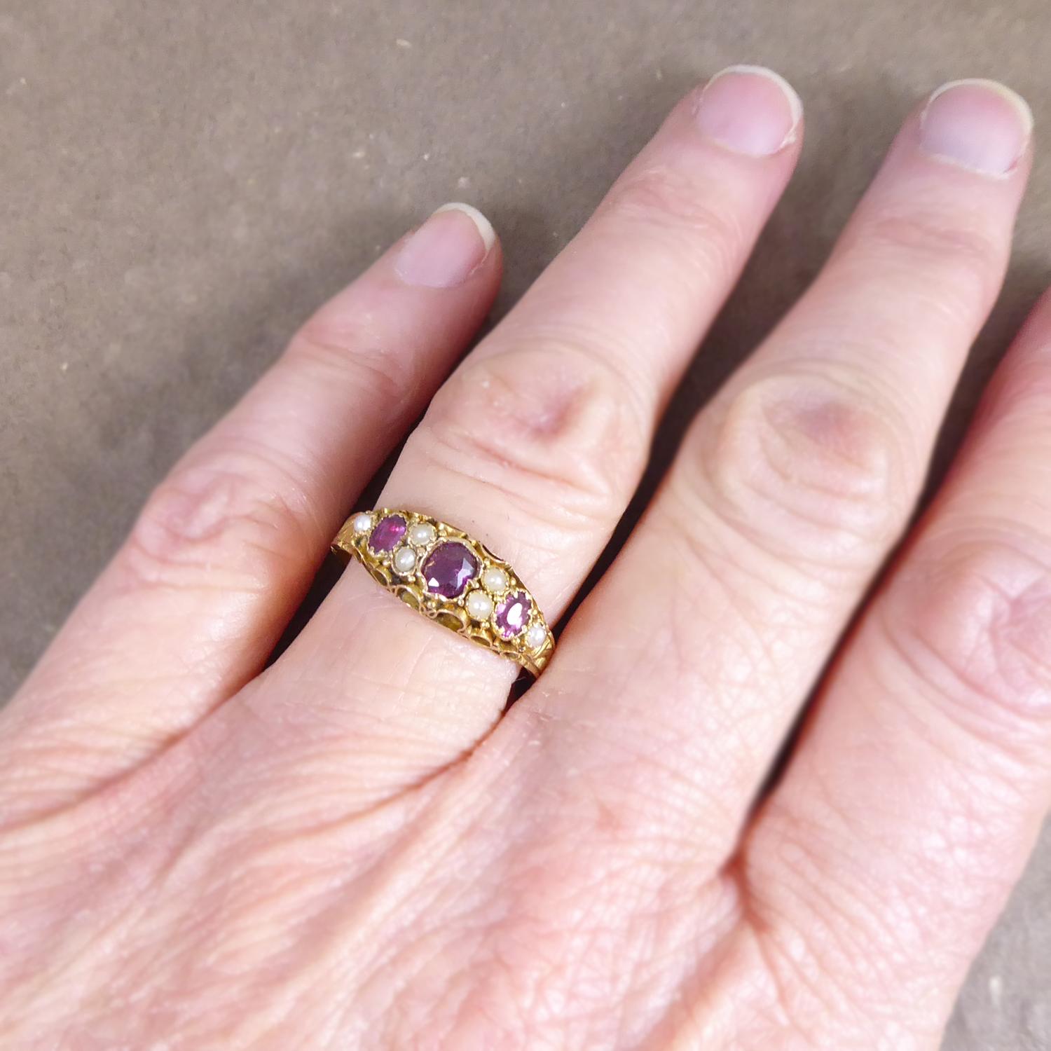 Antiker Edelsteinring mit Granat und Perlen in 15 Karat Gold:: Chester:: 1881 3