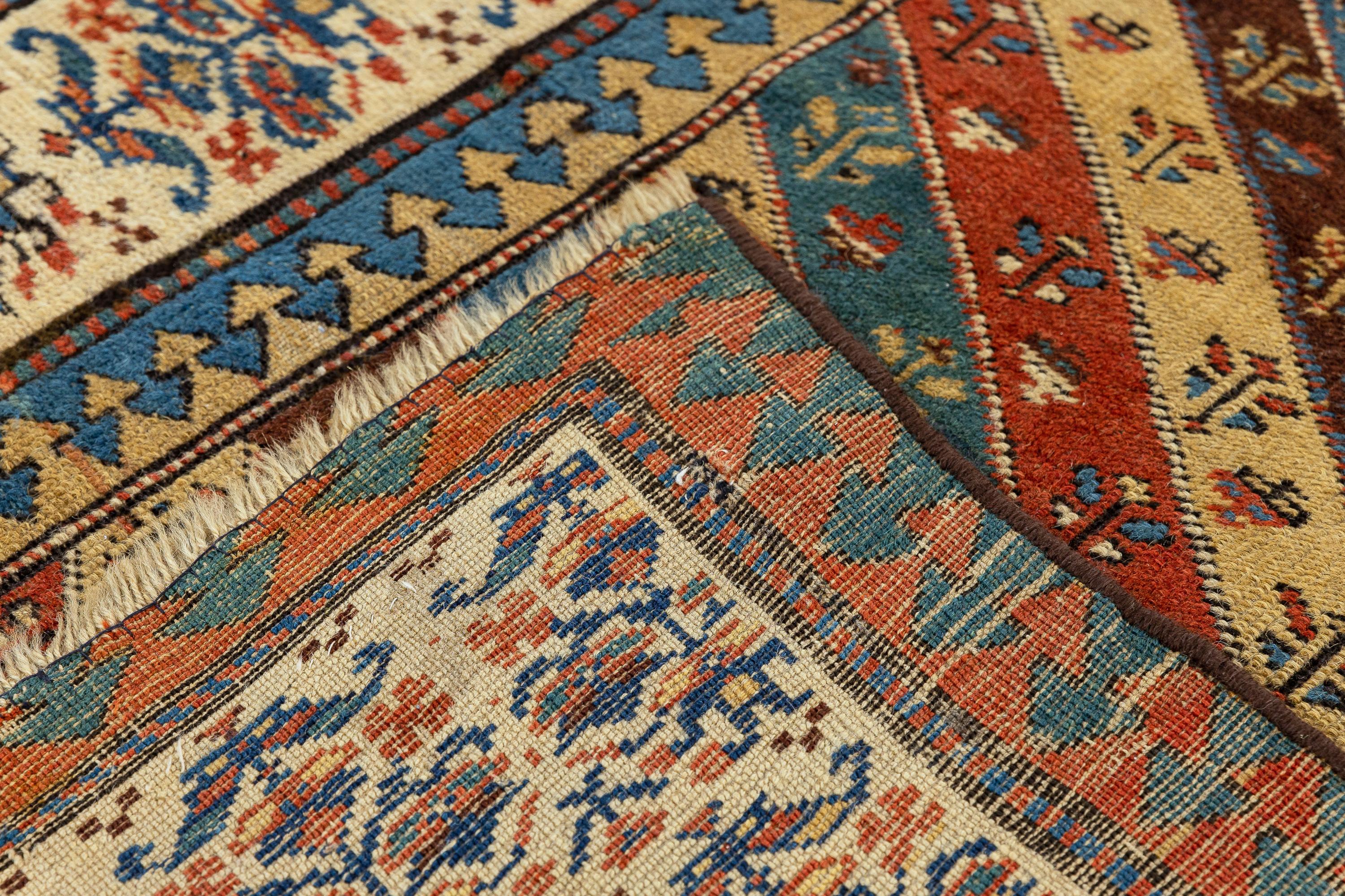 Noué à la main Tapis de couloir Gendje caucasien ancien en vente