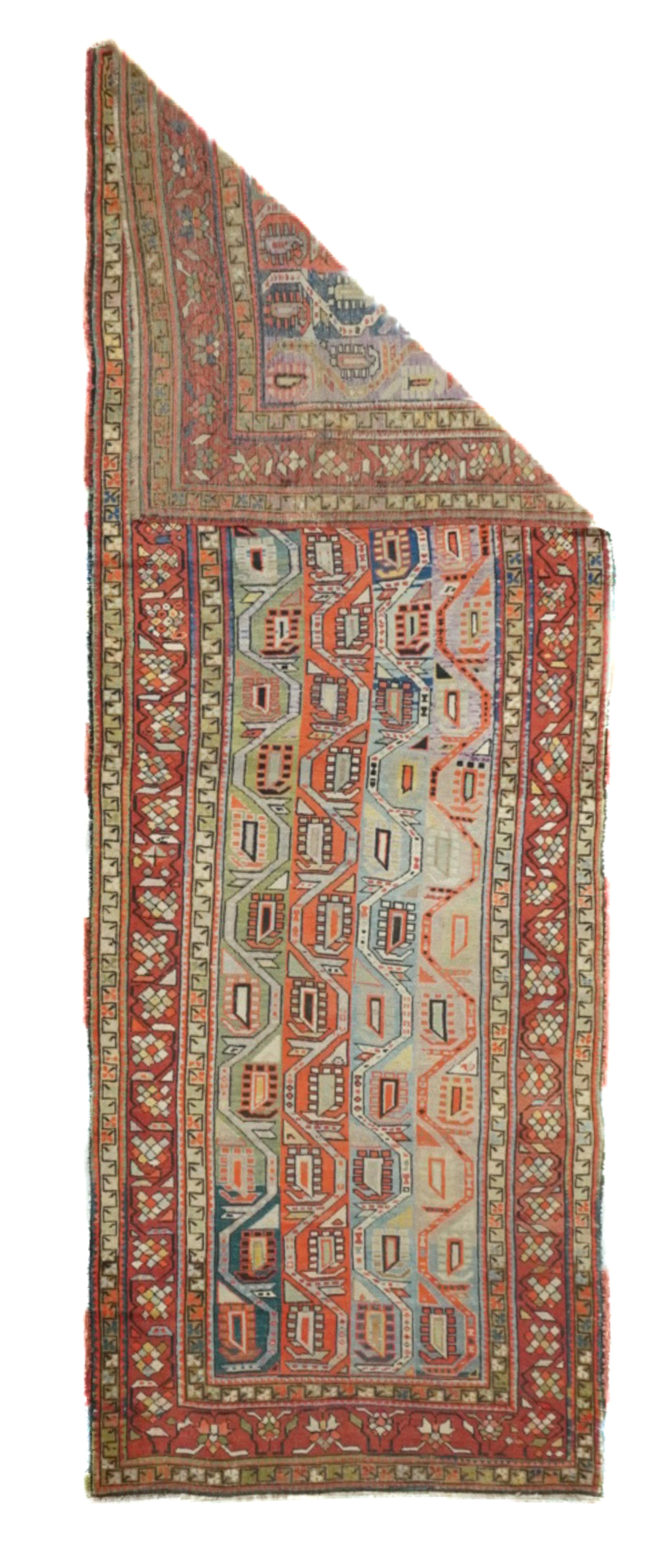Alfombra antigua Genje Kazak 3'11'' x 11'1''. Esta Kellegi (alfombra larga) del sur del Cáucaso muestra cuatro bandas verticales en óxido, azul pálido desgastado, paja y polvo, decoradas uniformemente por meandros facetados y botehs geométricos de