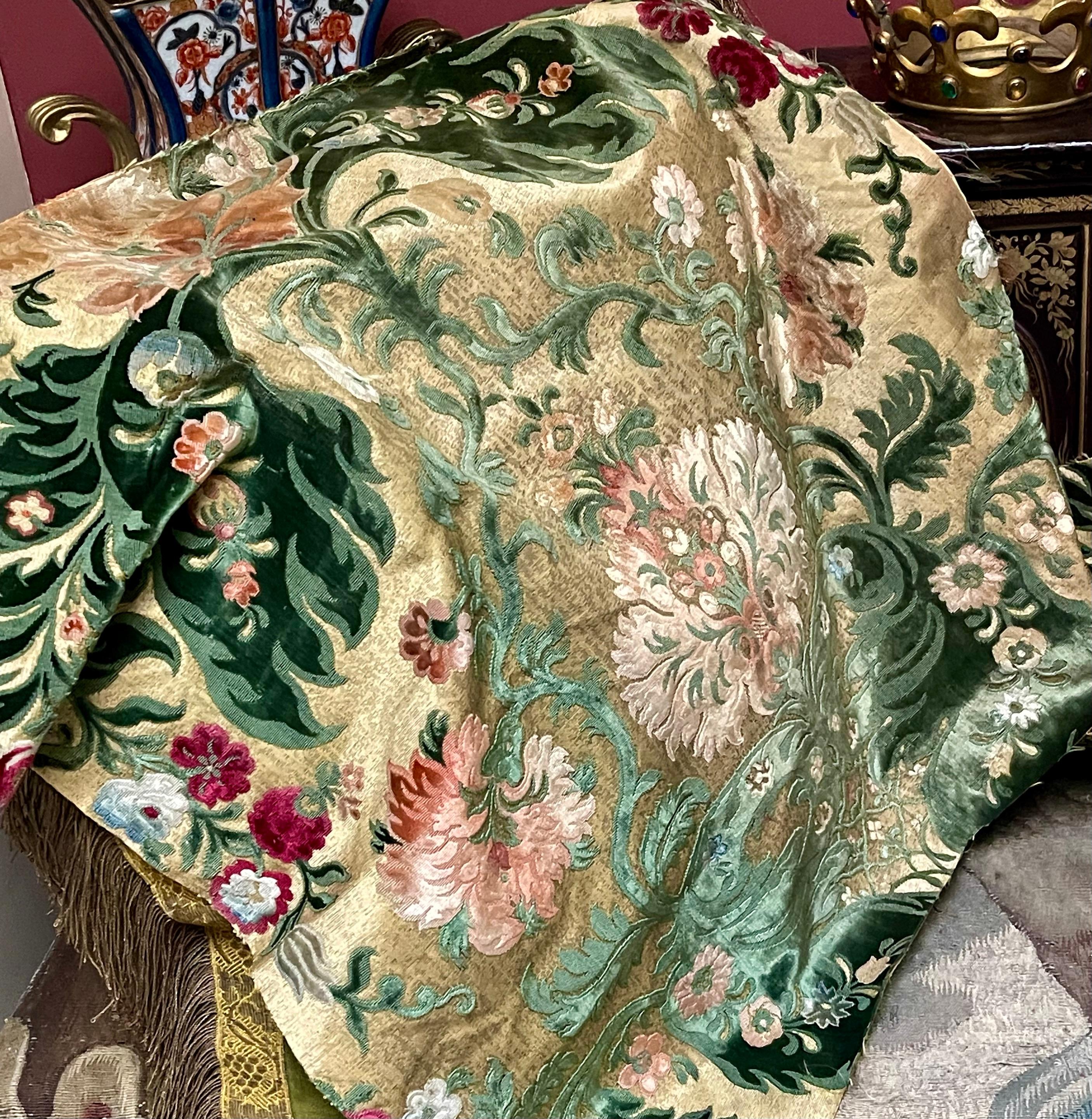 

Panneau de velours Cisele italien ancien et exquis
Circa 1800 Genoa

Jardiniere Velours vidé pour révéler un opulent fond de soie d'or
Découpé pour représenter de belles guirlandes florales dans des tons de rose pastel, de gingembre et de rouge.
