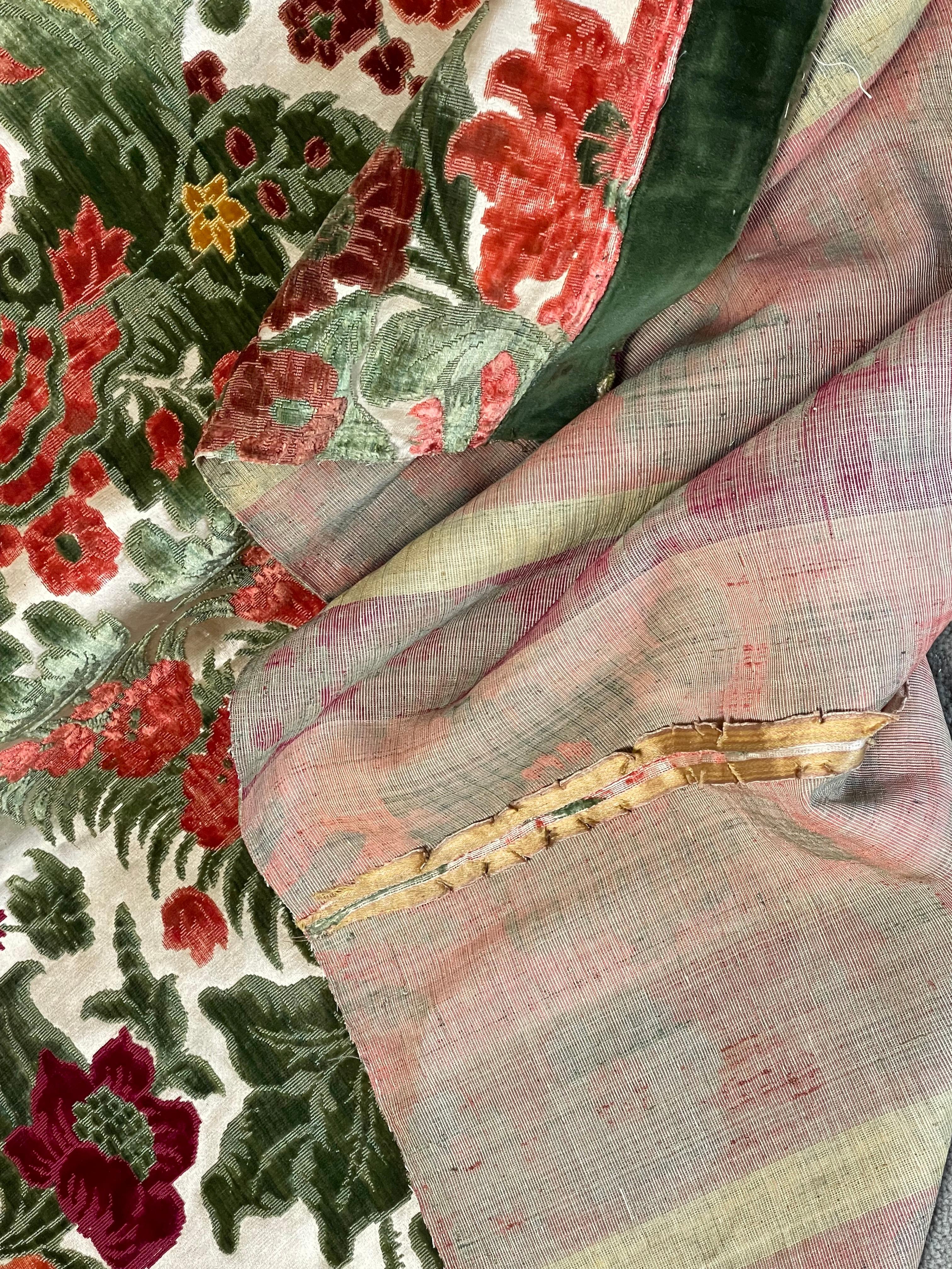 Panneau ancien en velours de soie de Gênes Circa 1700 en vente 4