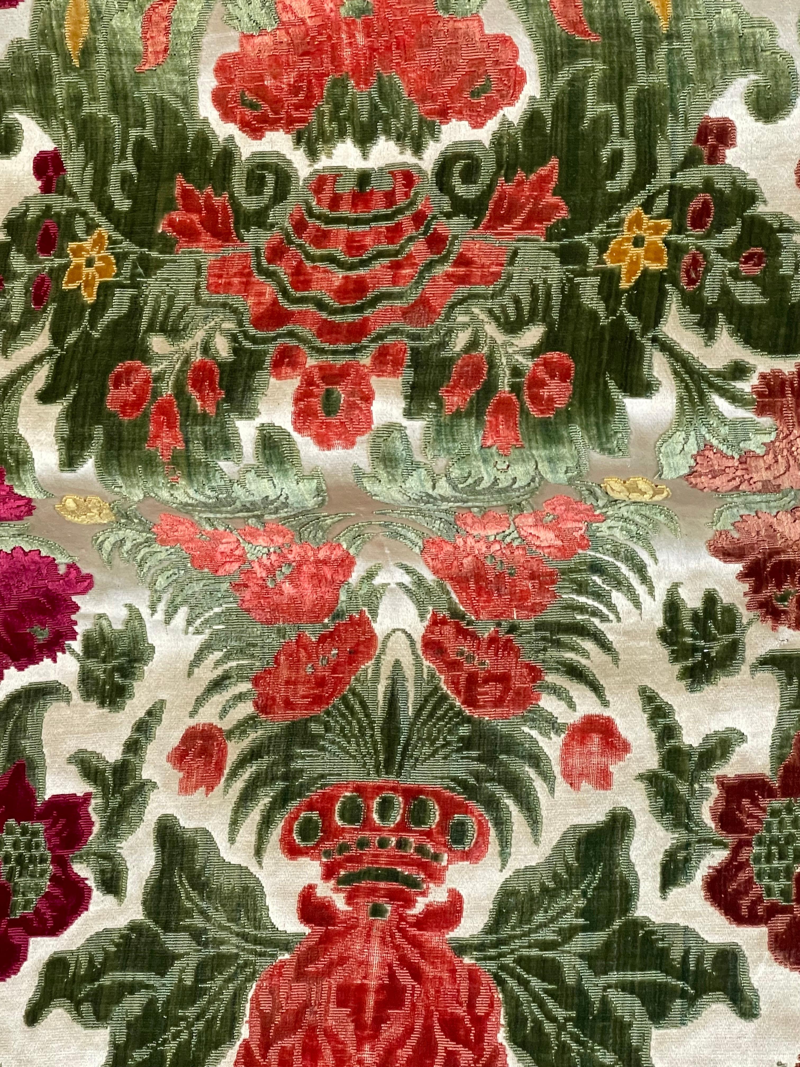 Panneau ancien en velours de soie de Gênes Circa 1700 en vente 5