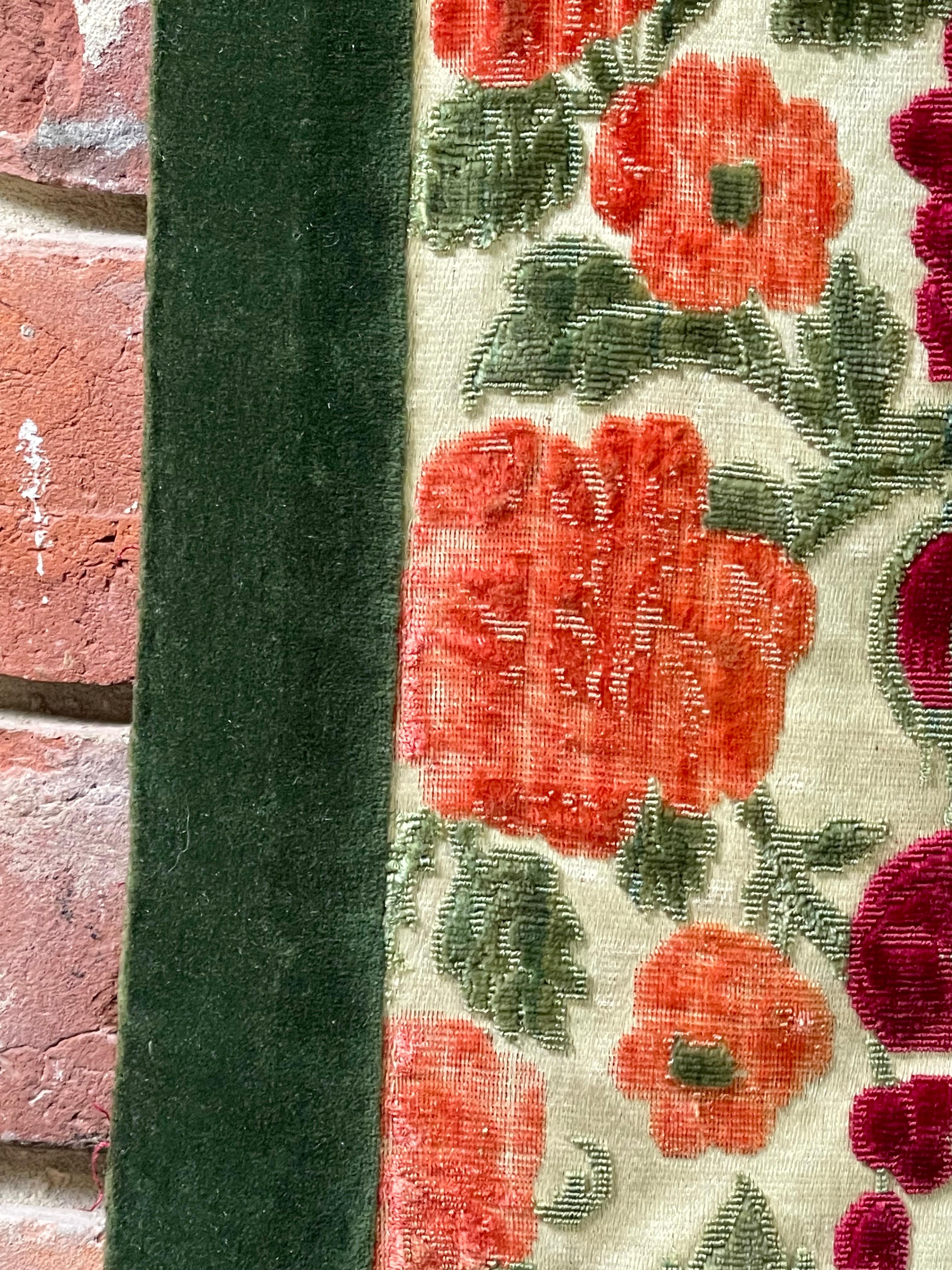 Panneau ancien en velours de soie de Gênes Circa 1700 en vente 8