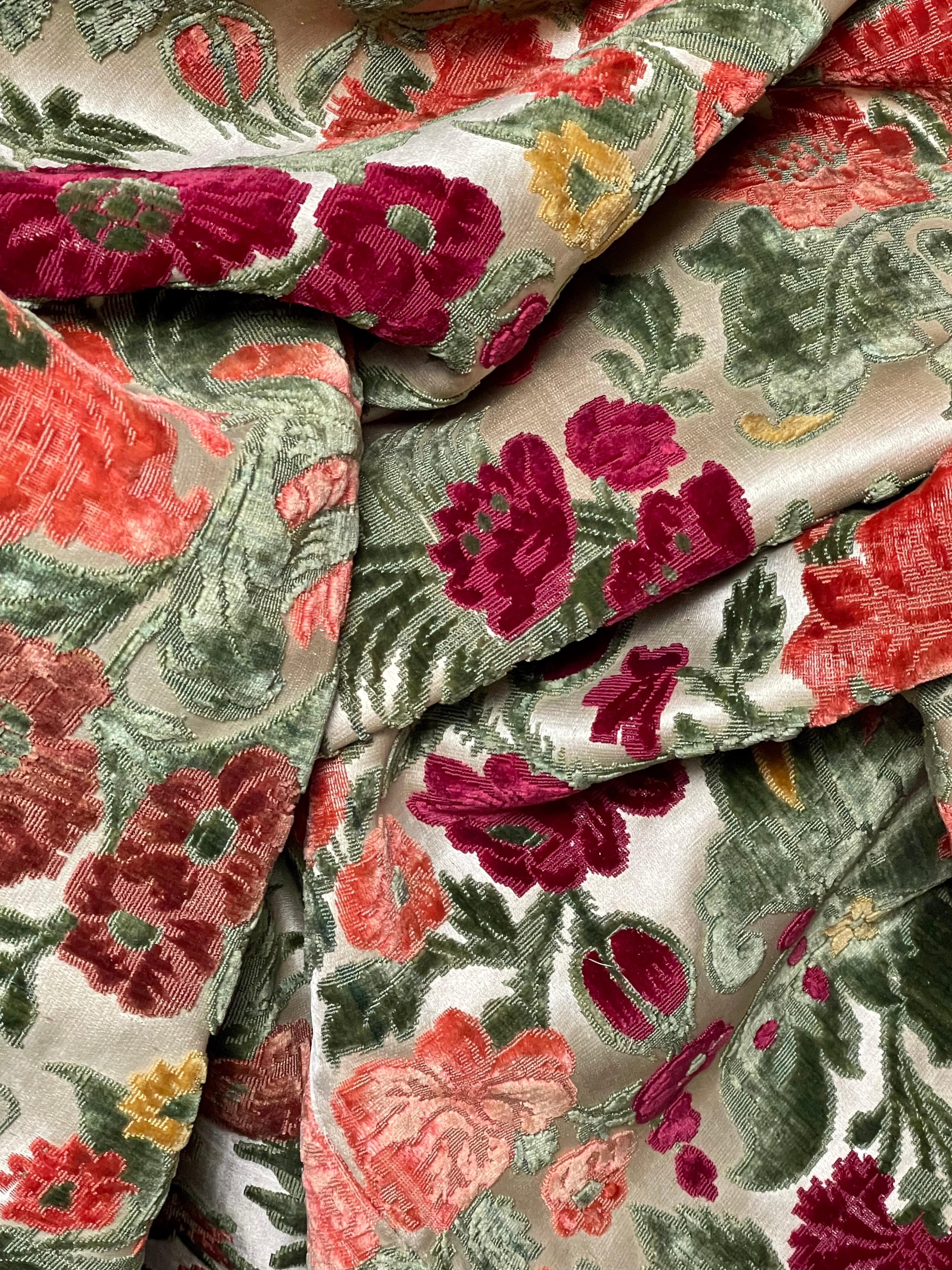Tissé à la main Panneau ancien en velours de soie de Gênes Circa 1700 en vente