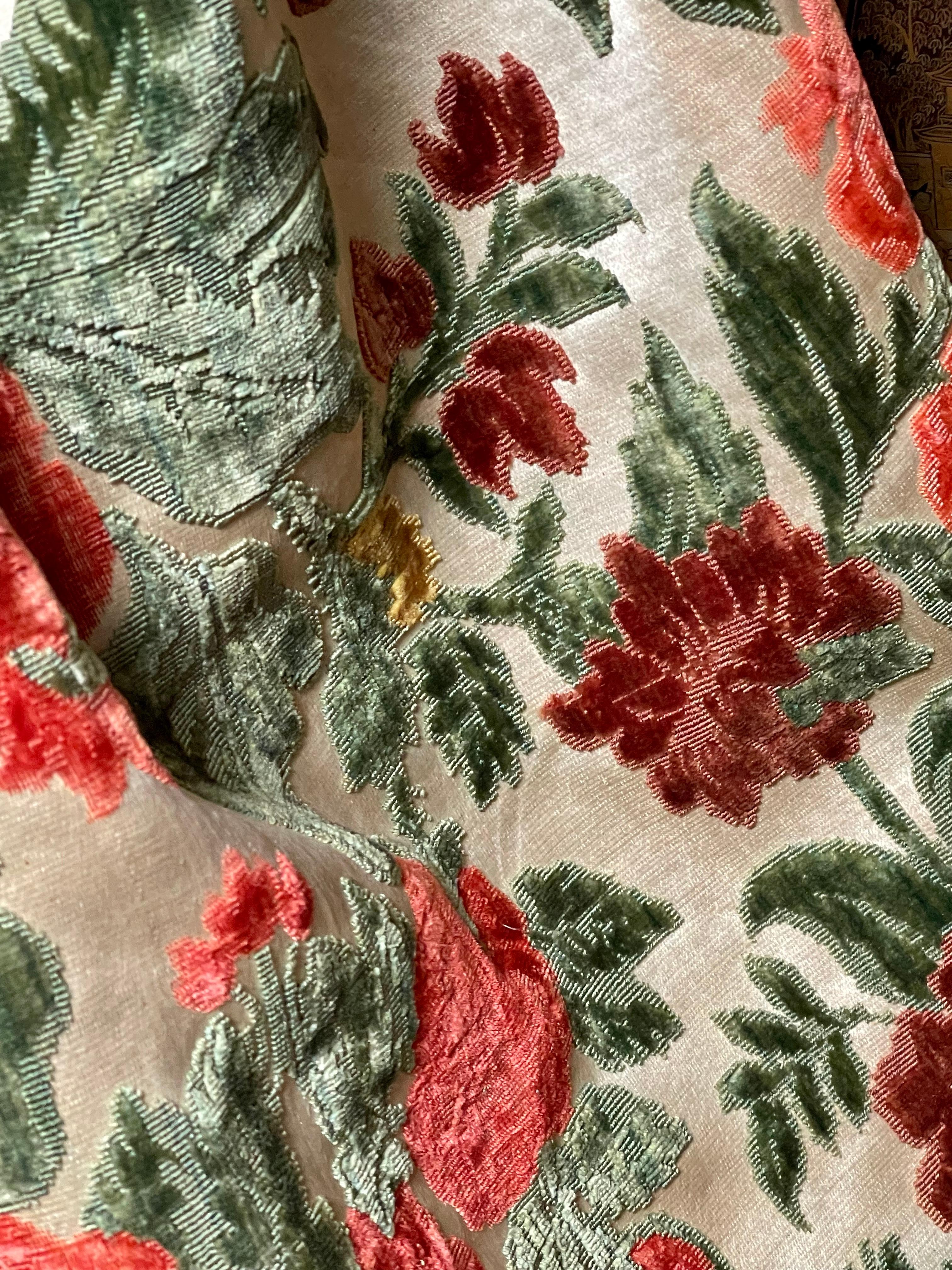 Panneau ancien en velours de soie de Gênes Circa 1700 Bon état - En vente à Canterbury, GB