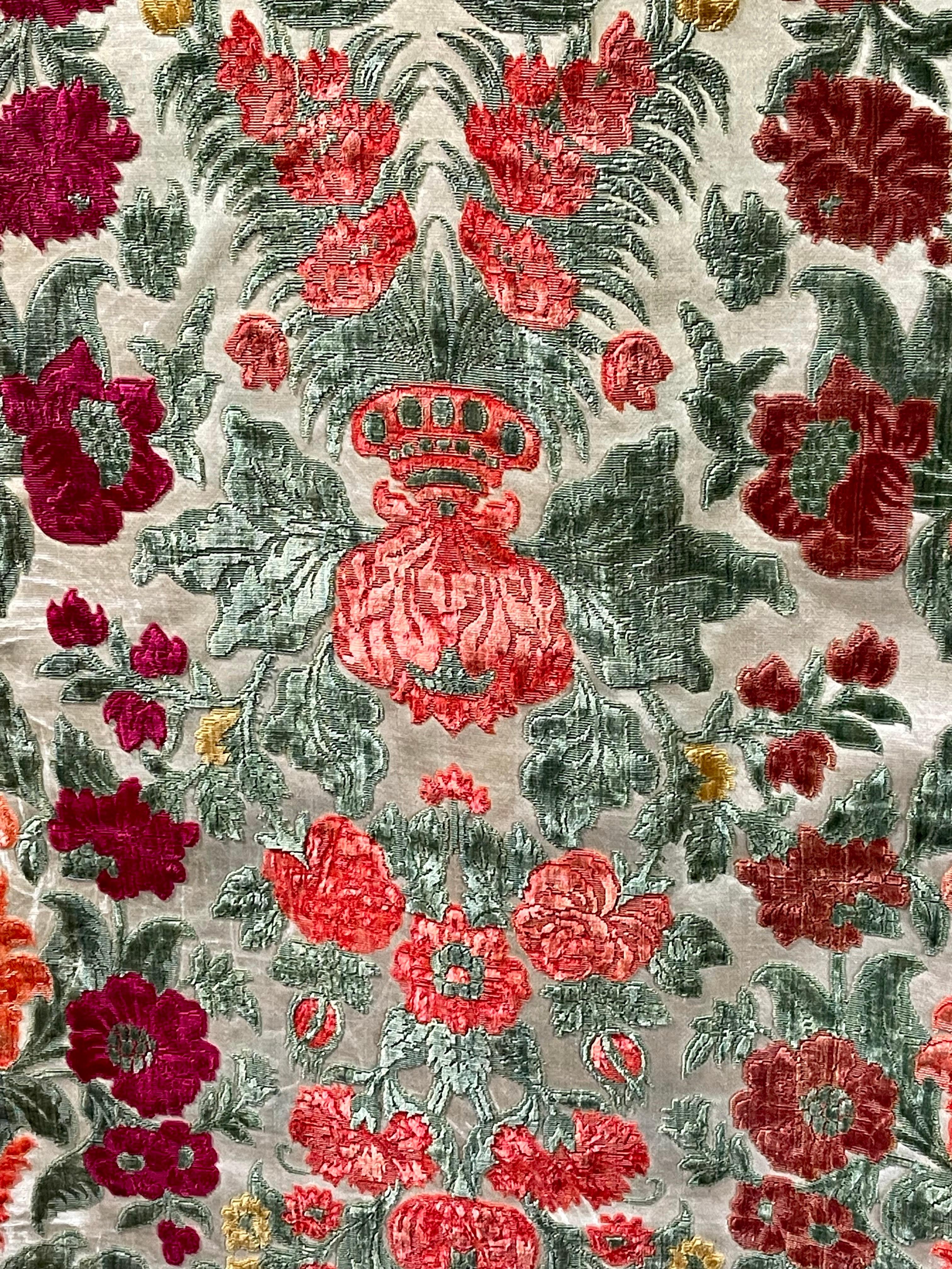 Panneau ancien en velours de soie de Gênes Circa 1700 en vente 1