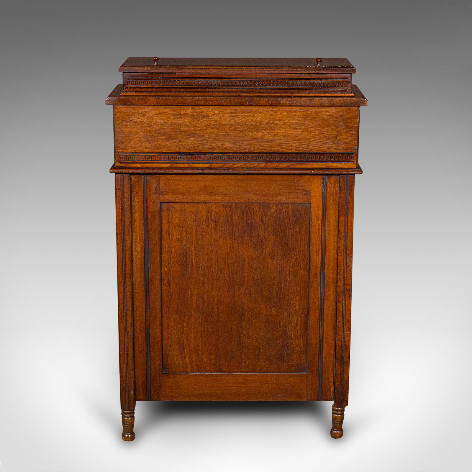 Antiker Gentleman's Davenport-Schreibtisch für Herren, englisch, Nussbaum, viktorianisch, um 1880 (19. Jahrhundert) im Angebot