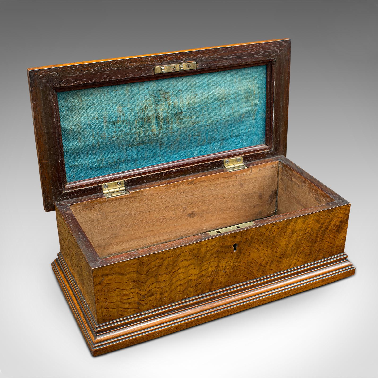 Il s'agit d'une ancienne boîte à gants pour homme. Coffret à souvenirs ou à cartes en forme de sarcophage en noyer, datant du milieu de la période victorienne, vers 1870.

Une délicieuse fabrication artisanale, idéale pour le meuble d'appoint ou la