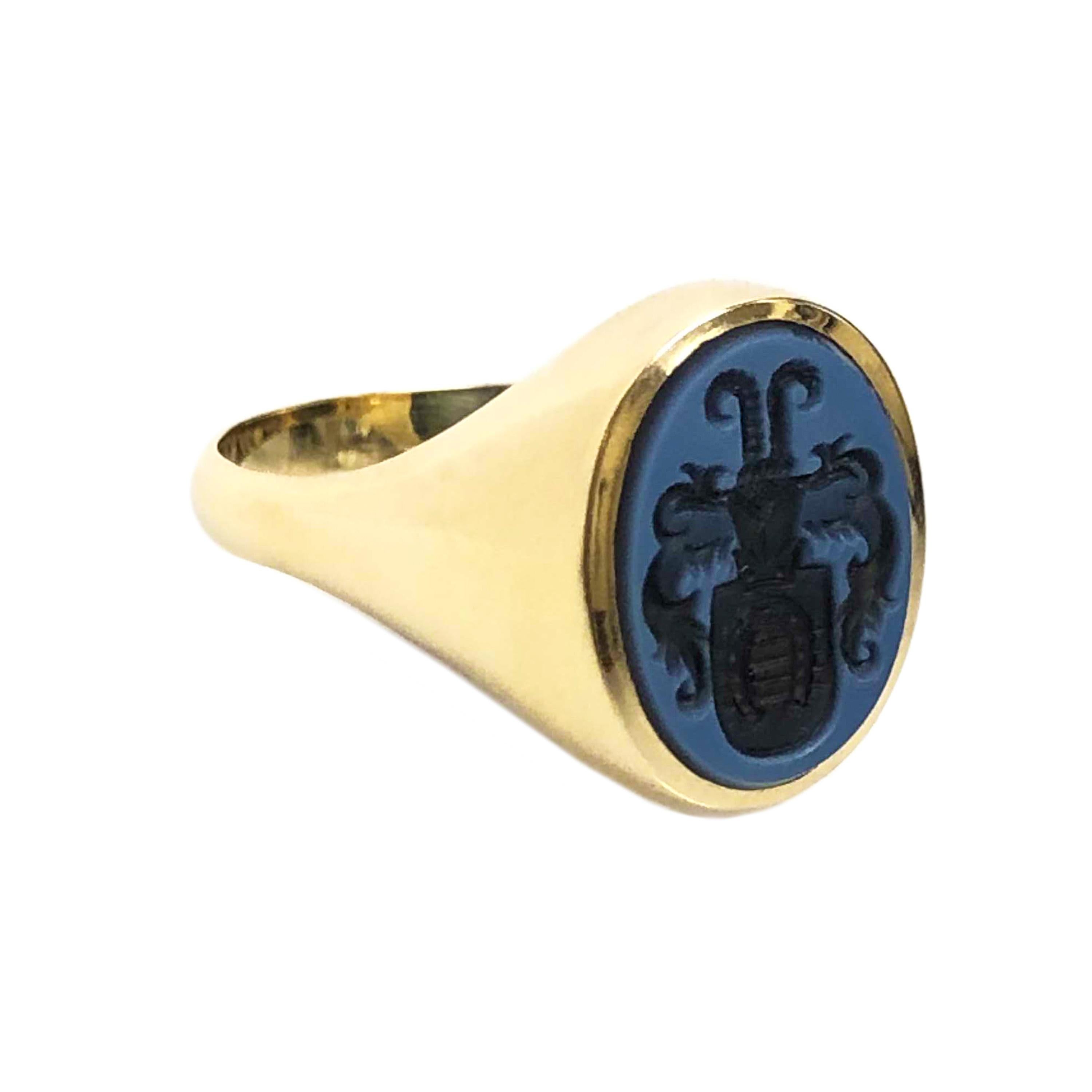 Circa 1920s 14K Yellow Gold Gents Intaglio Ring, Centrally set with an Oval Hard stone of Blue carved down to Black. Having a Crest with a Horse Shoe in the center the ring appears to be European in origin. The top measures just over 1/2 X 7/16