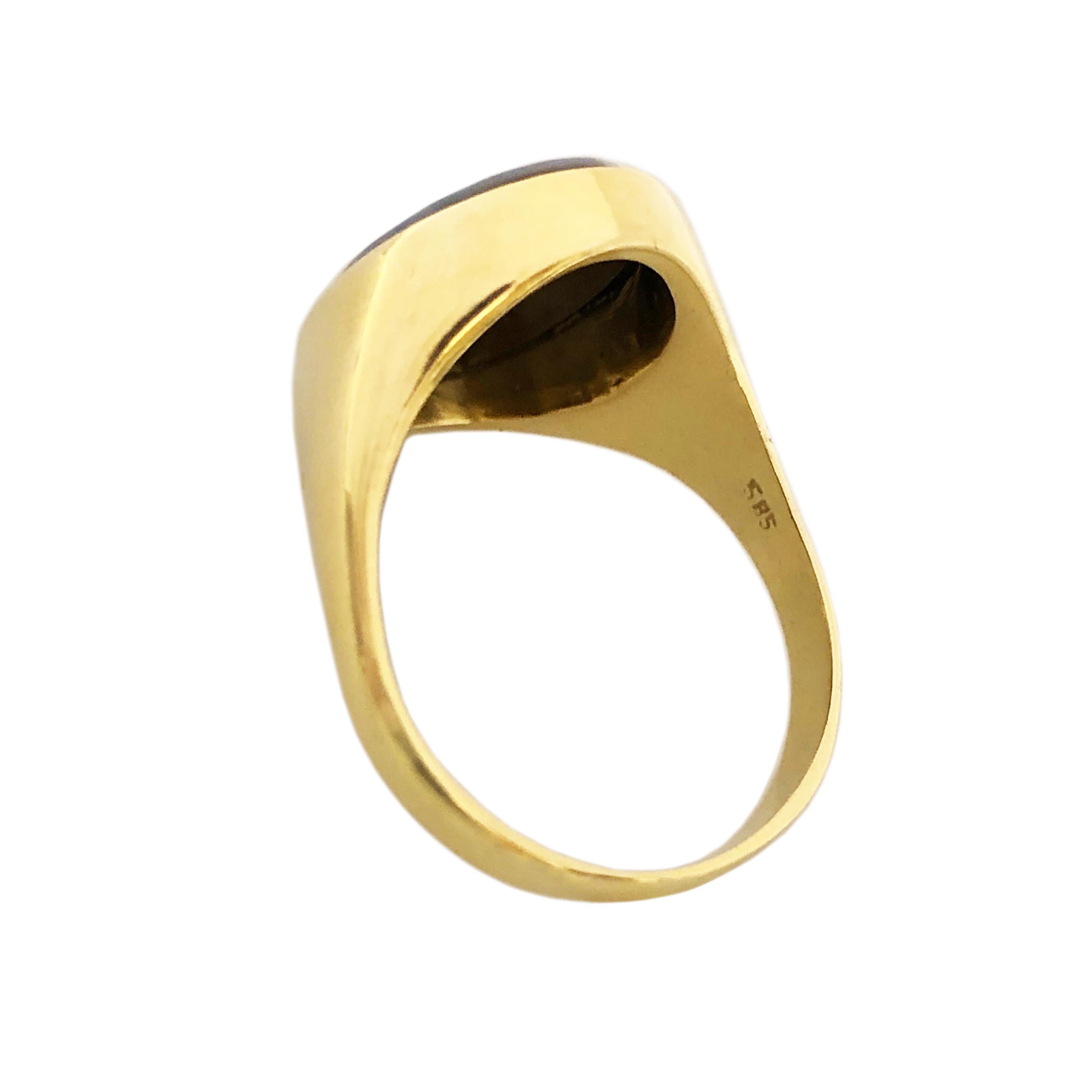 Antique Gentleman's Gold and Hard Stone Intaglio Signet Ring In Excellent Condition In Chicago, IL