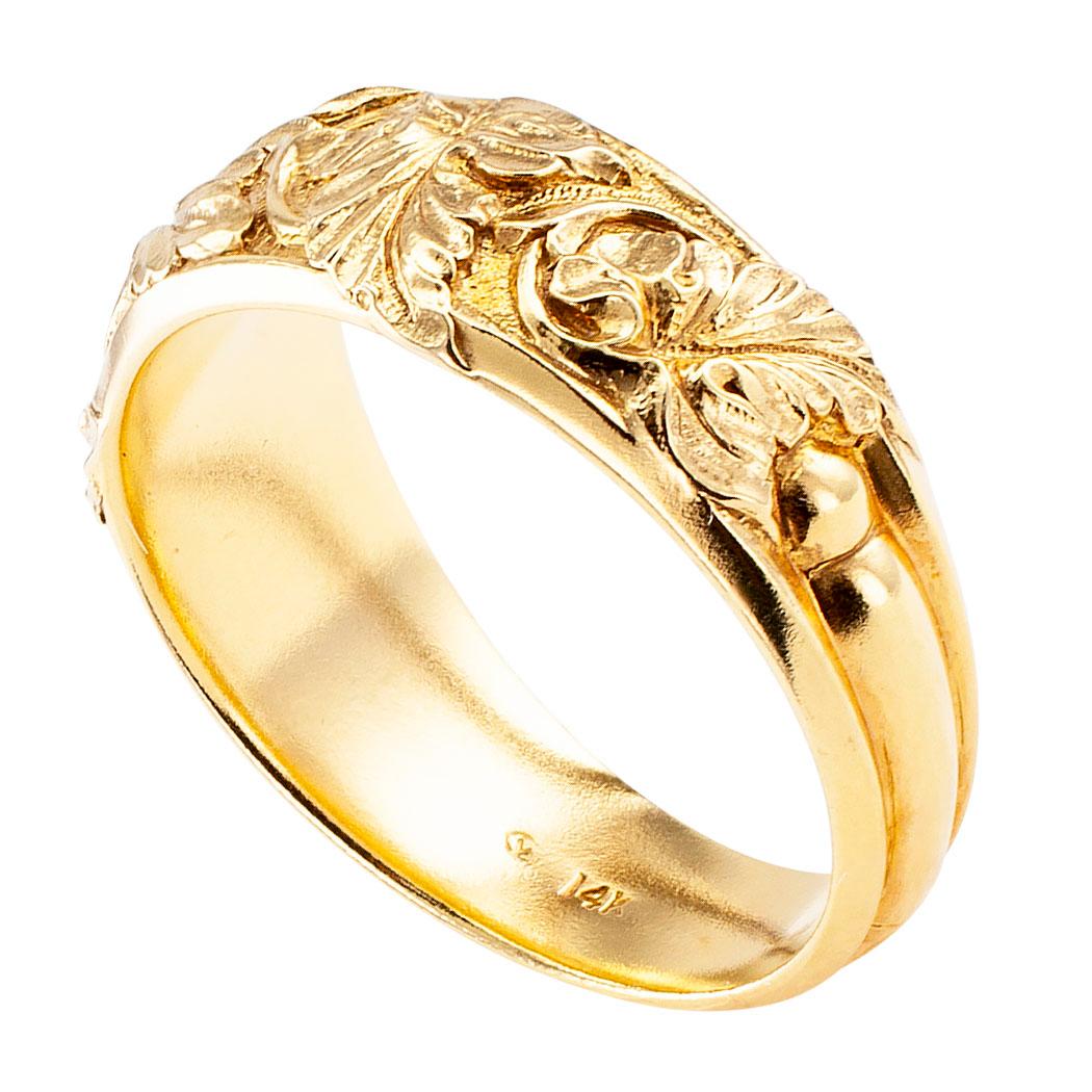 Antique gentleman’s gold wedding band circa 1910. Crafted in 14-karat yellow gold, the wide band design is decorated on the top by a garland of acanthus leaves, in relief, extending to the sides and to the tapering, fluted shank. We love the use of