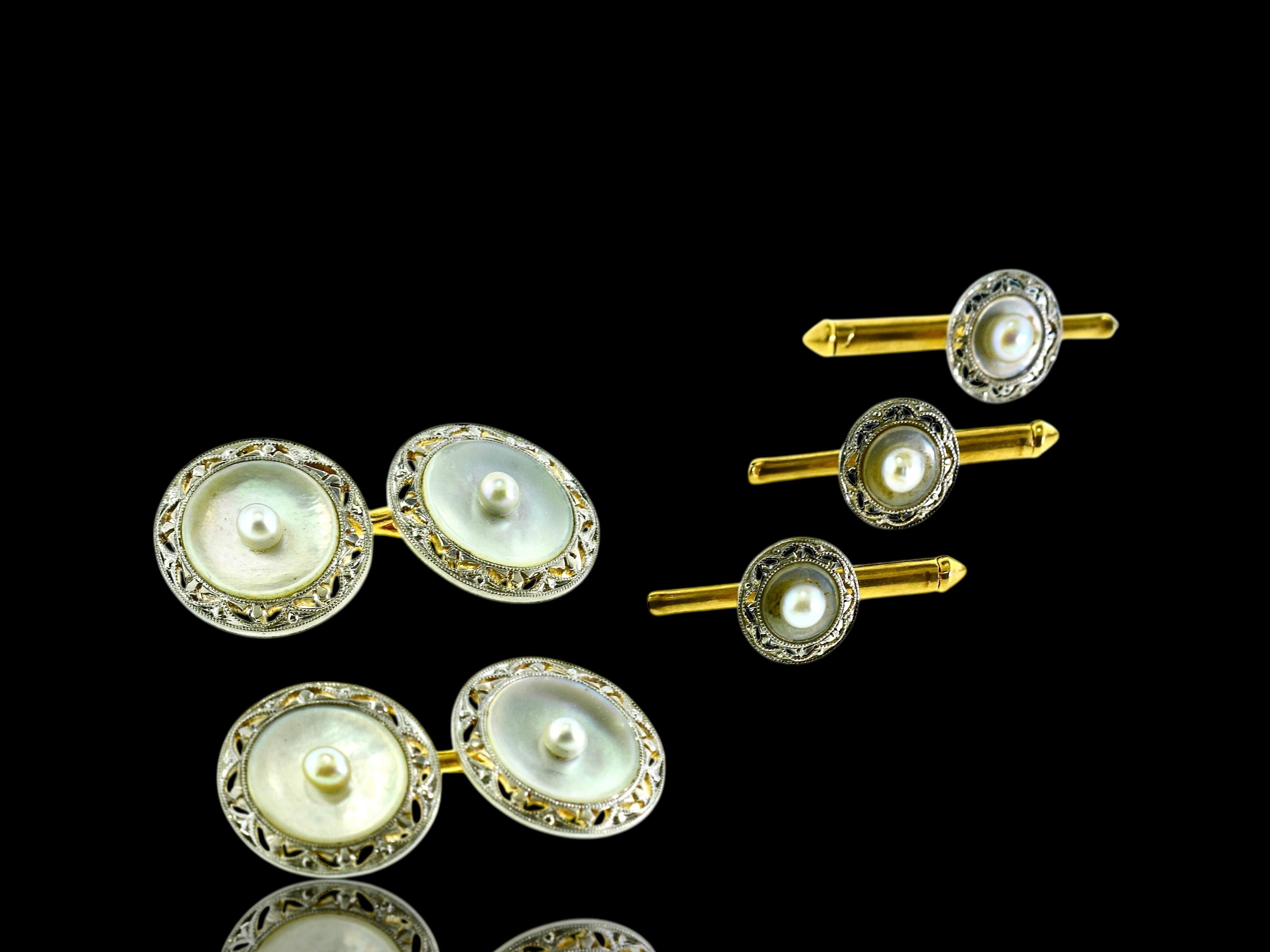 Manchette et clous d'oreilles anciens en or jaune et platine. La Nature est composée d'argent naturel et de nacre blanche et d'une perle ronde naturelle. Les 7 perles naturelles sont blanches, bien assorties avec un lustre fin, elles mesurent, dans